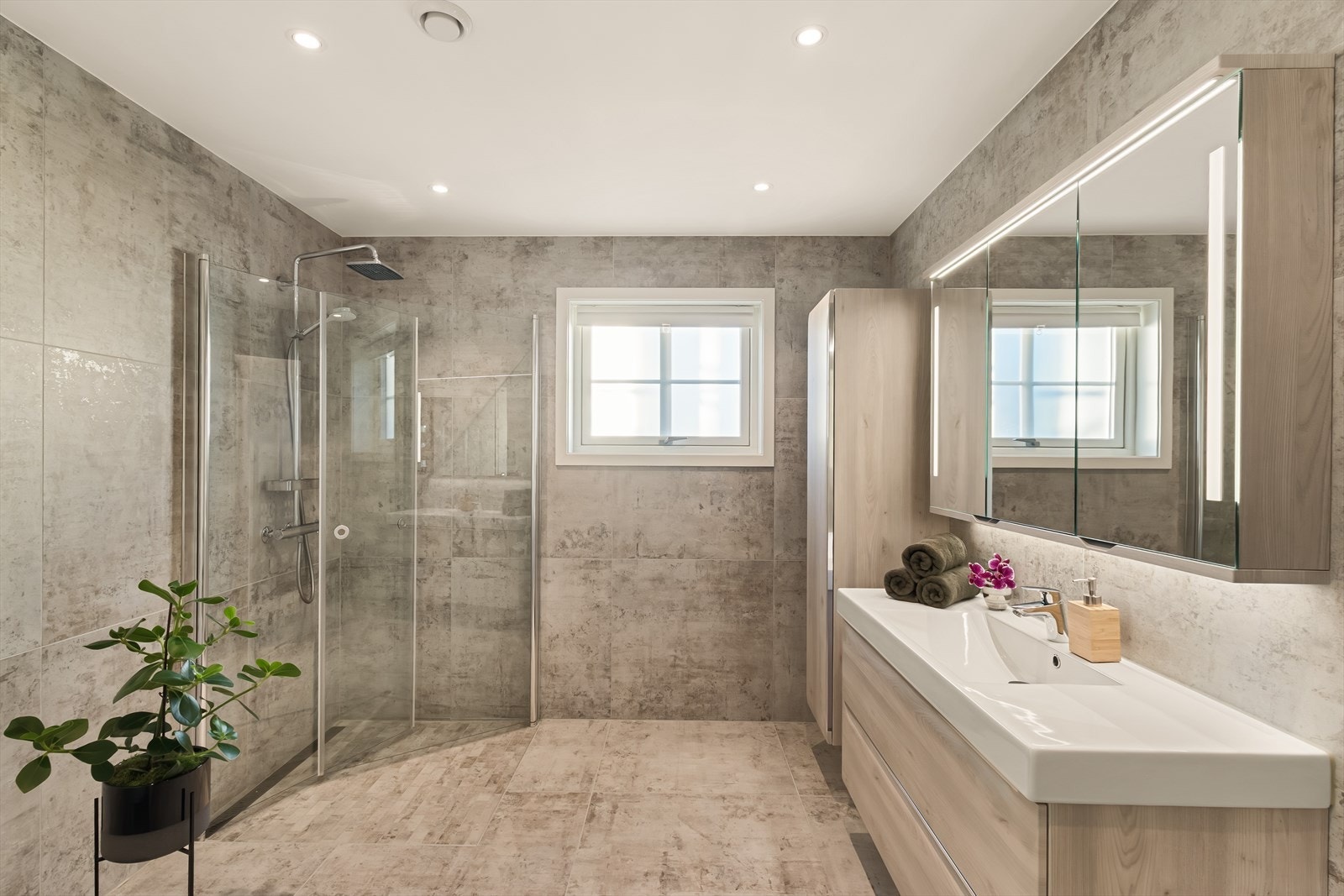 Badet i 1. etasje er romslig og ble renovert i 2020. Galleribilde