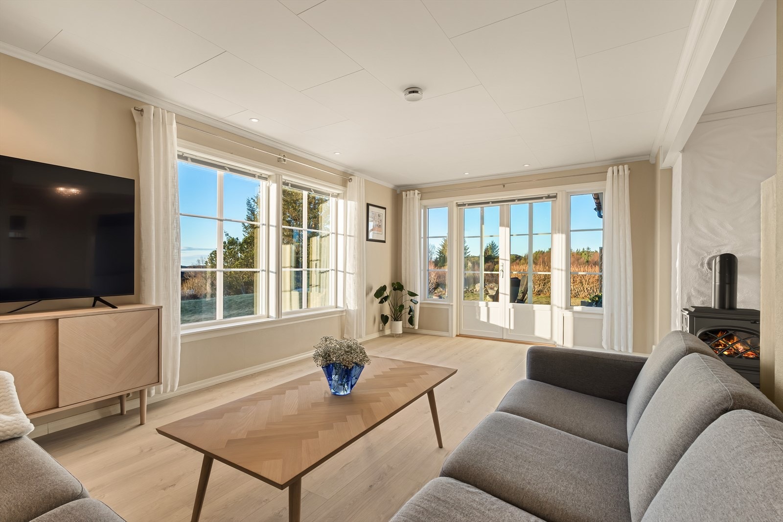 Boligen har en stor og innbydende stue med god romfølelse og fleksible møbleringsmuligheter. Galleribilde