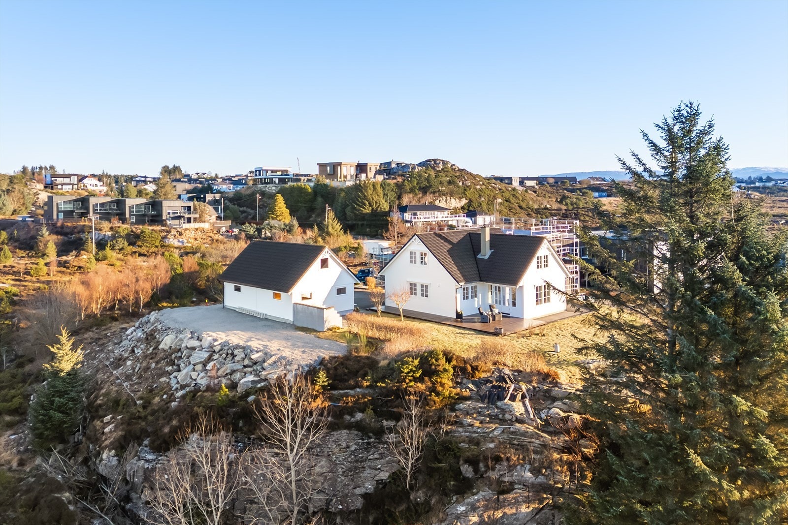 I tillegg er det gangavstand til bussforbindelser som gir enkel adkomst til både Straume, Sartor og Bergen sentrum. Galleribilde