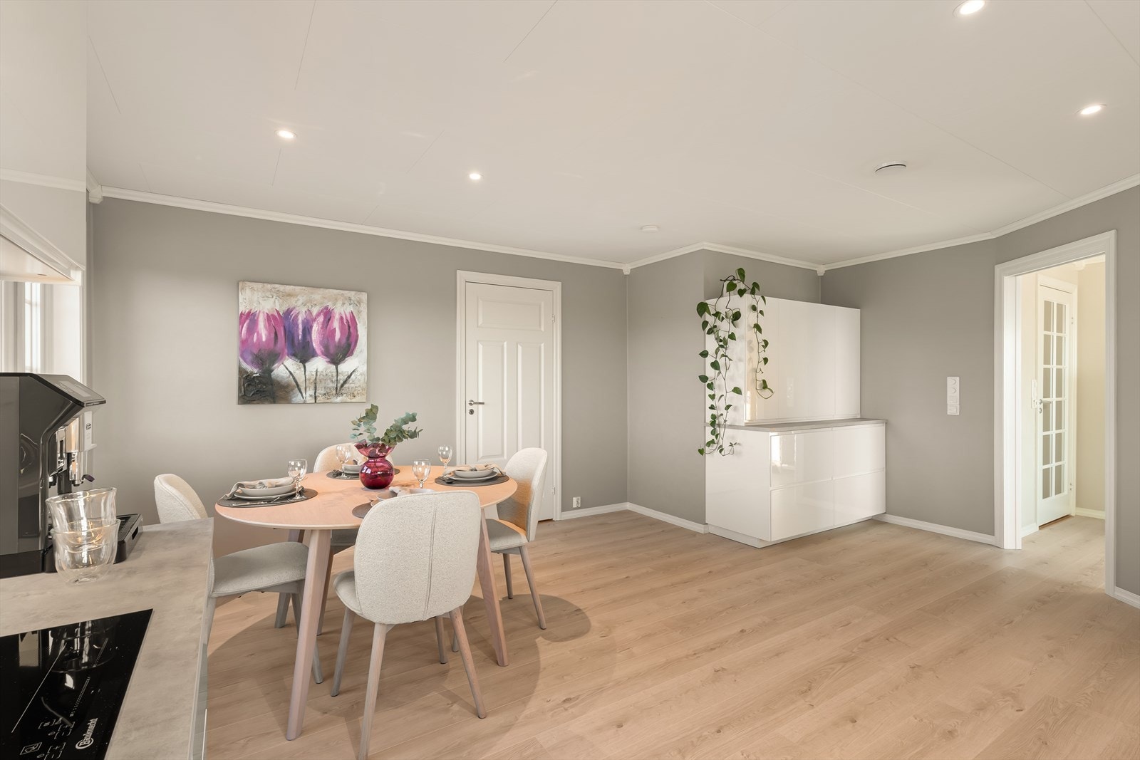 Kjøkkeninnredningen og hvitevarene er fra 2020 og har slette fronter som gir et moderne og tidløst uttrykk. Galleribilde