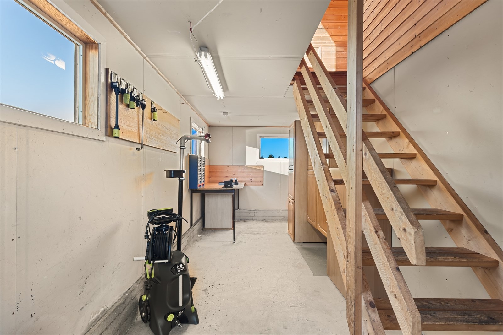 I tillegg til biloppstillingsplass er det bod-/verkstedplass i garasjens hovedplan. Galleribilde