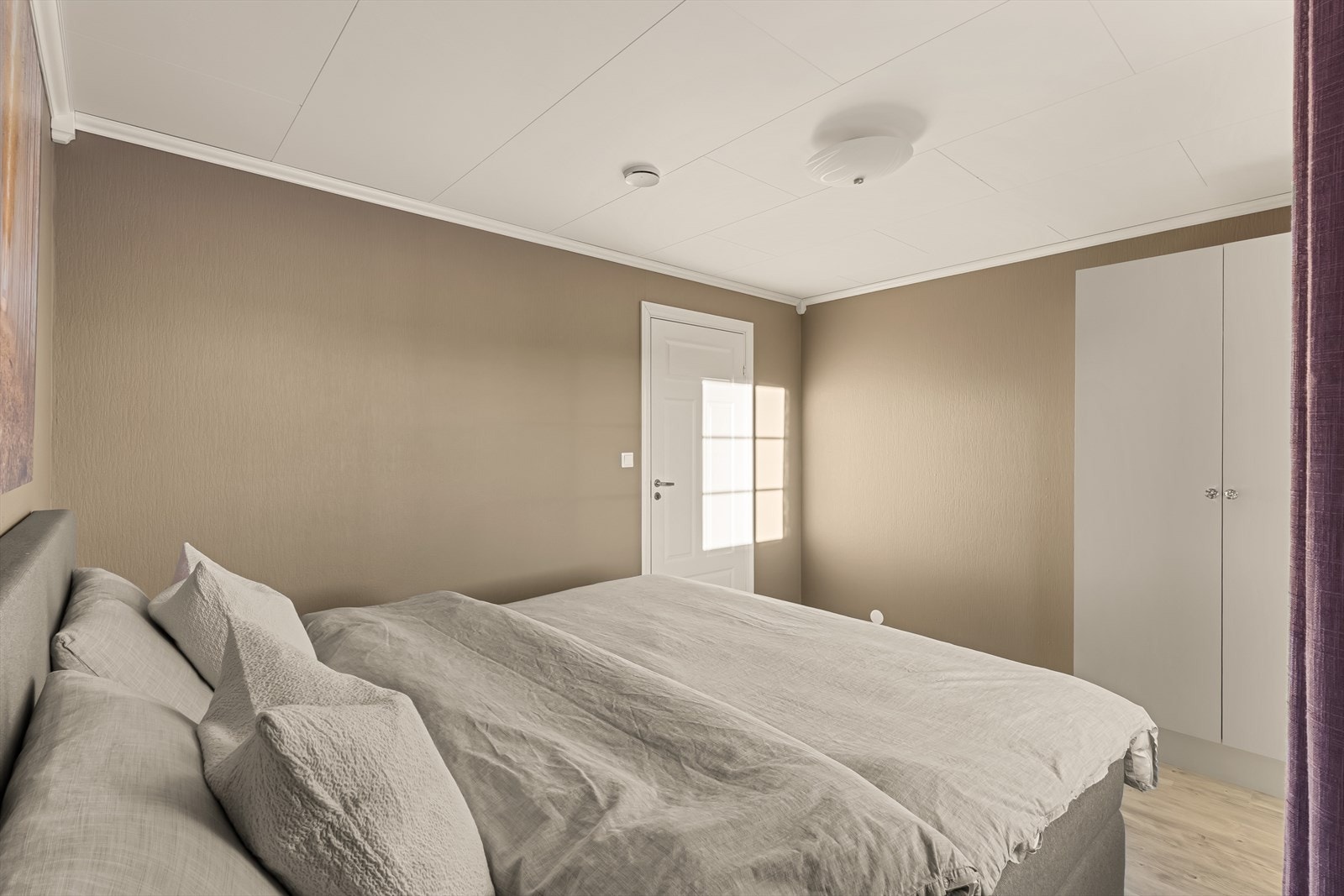 Her er det plass til både dobbeltseng og garderobeløsning. Galleribilde