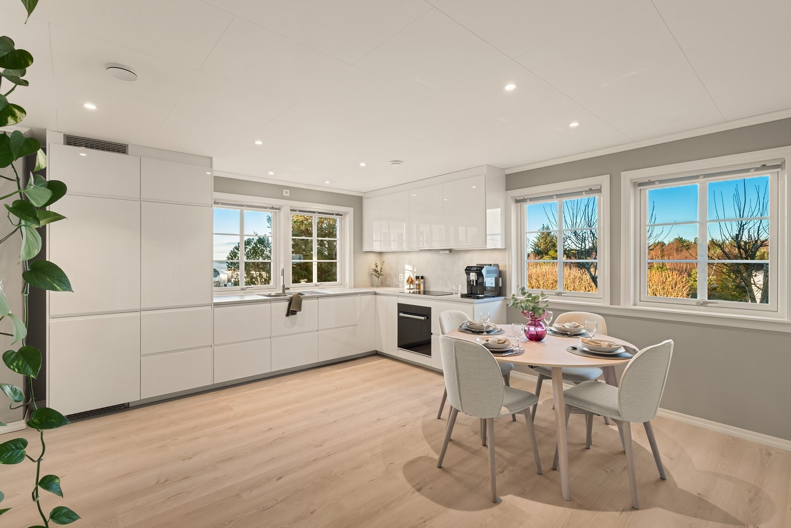 Kjøkkenet har rikelig med skap- og benkeplass som gir god lagringskapasitet og gjør hverdagen praktisk og effektiv. Galleribilde