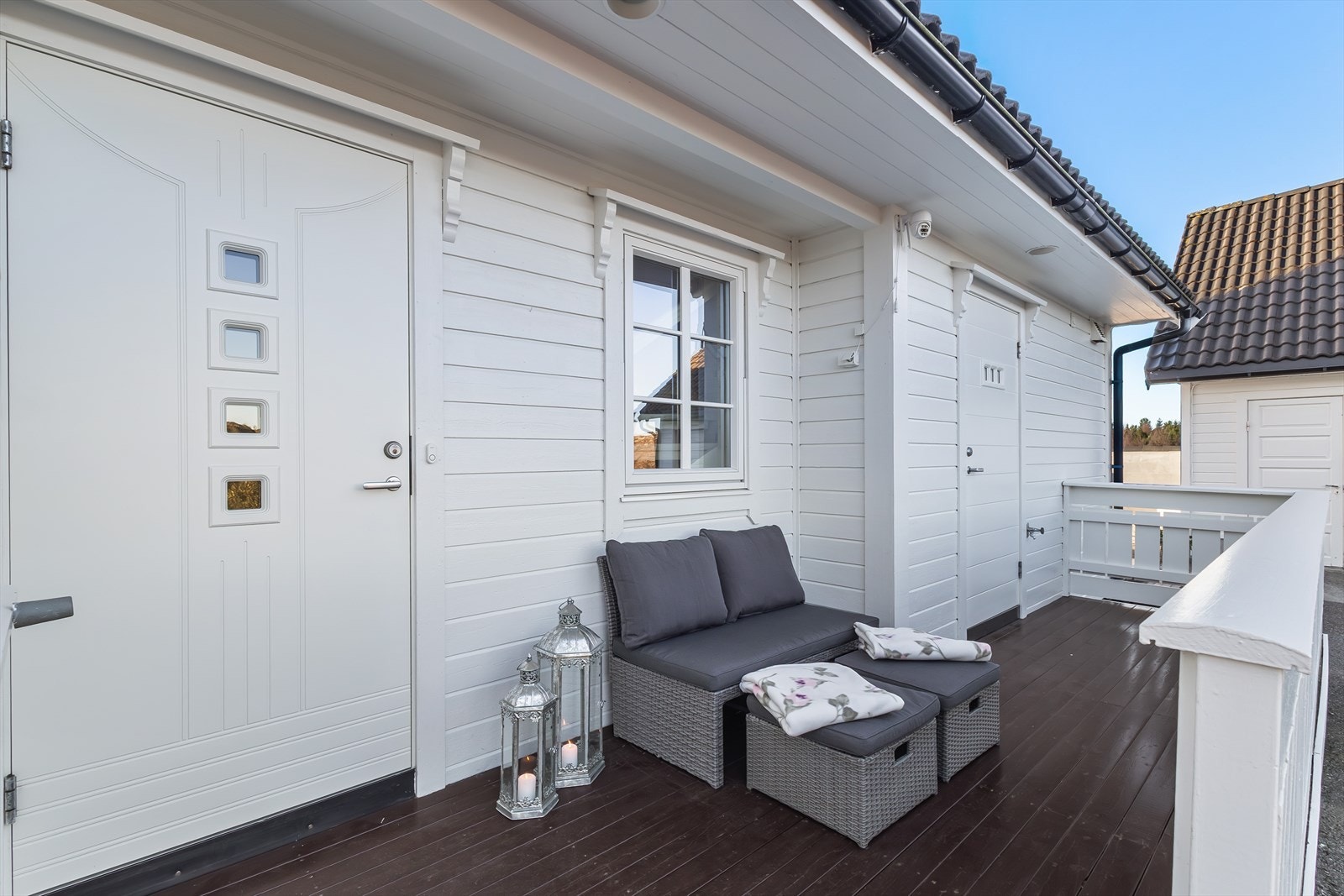 Pent inngangsparti med muligheter for å sitteplasser. Galleribilde