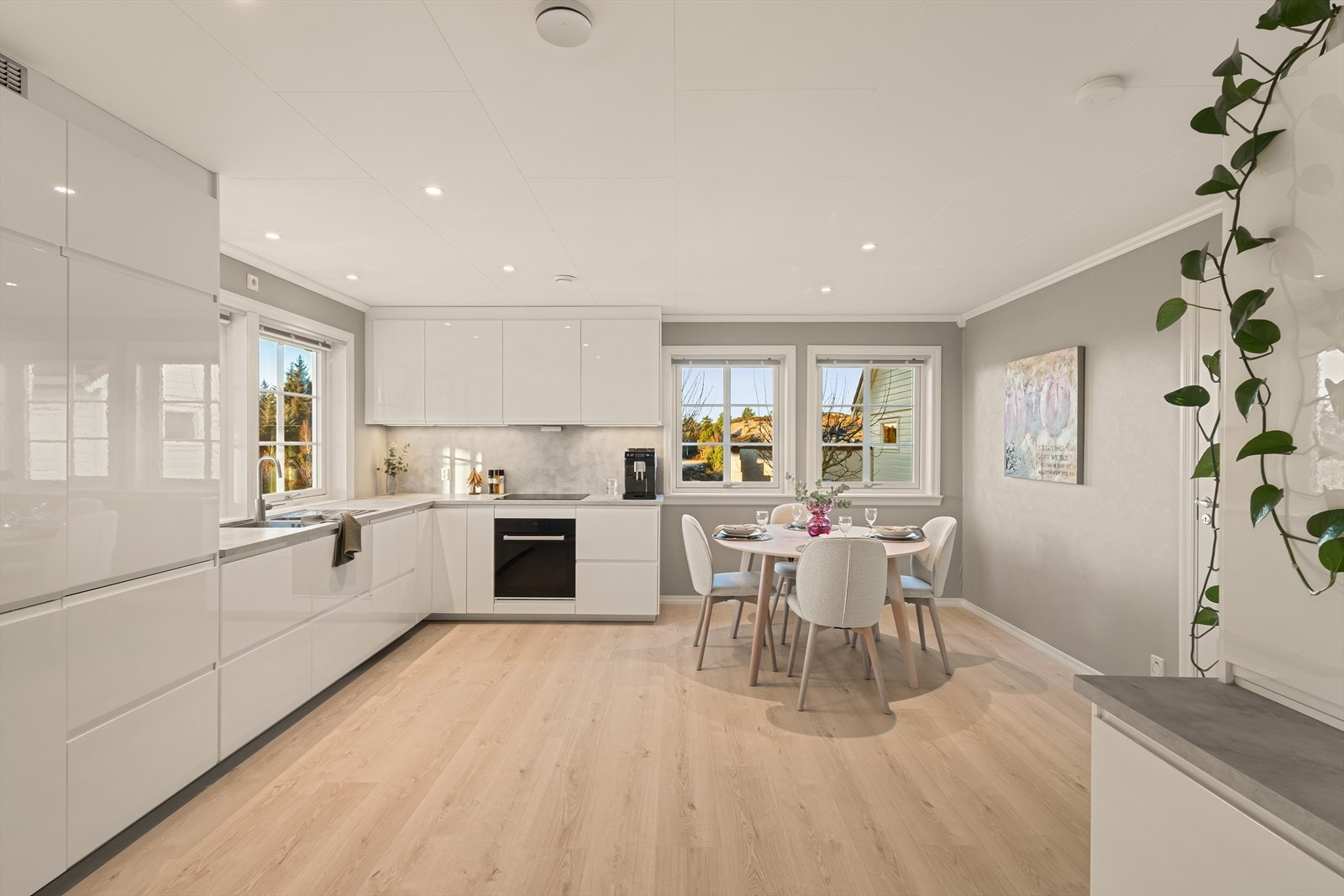 Flott og moderne kjøkken med gjennomtenkt planløsning og gode arbeidsforhold. Galleribilde