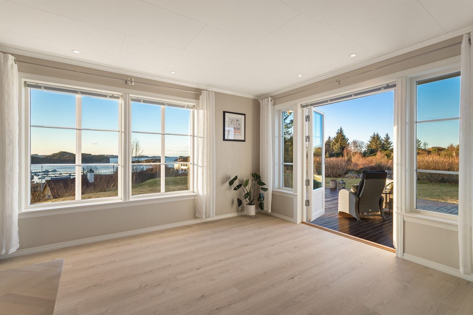 Fra stuen er det direkte utgang til en romslig, sørvestvendt terrasse på ca. 45 kvm med svært gode solforhold. Galleribilde