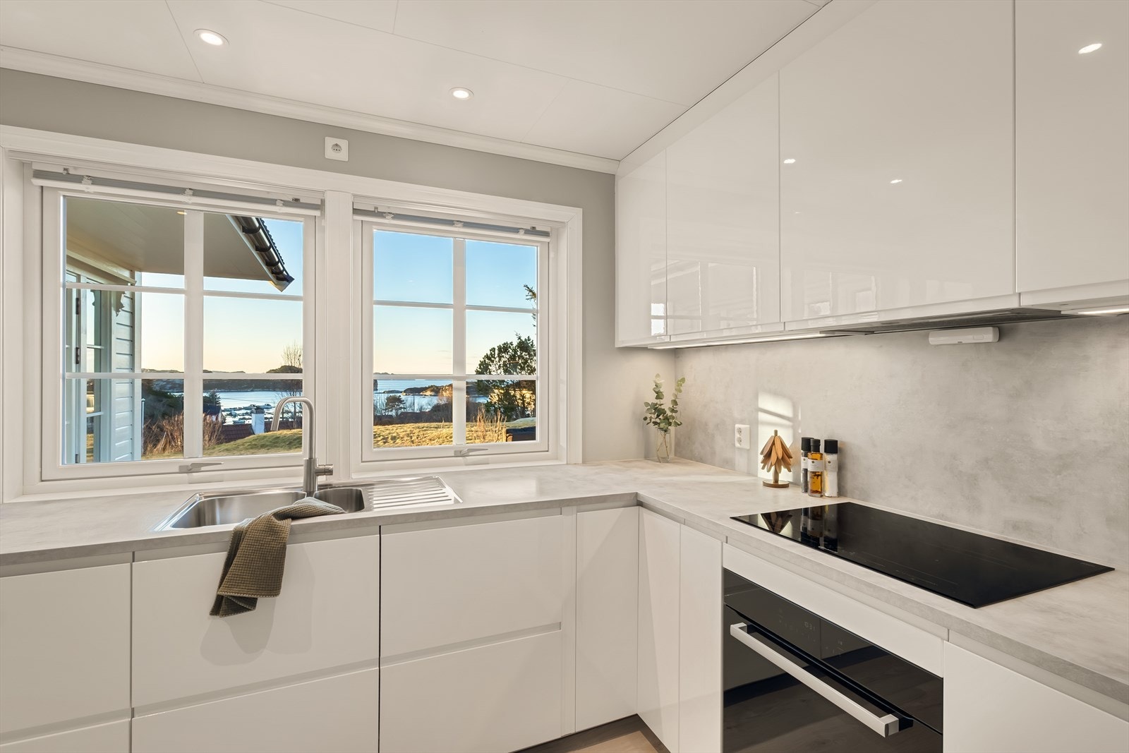 Kjøkkenet har laminat på gulv, malt strie på vegger og takplater i himling med innfelte spotlights som gir god og jevn belysning. Galleribilde