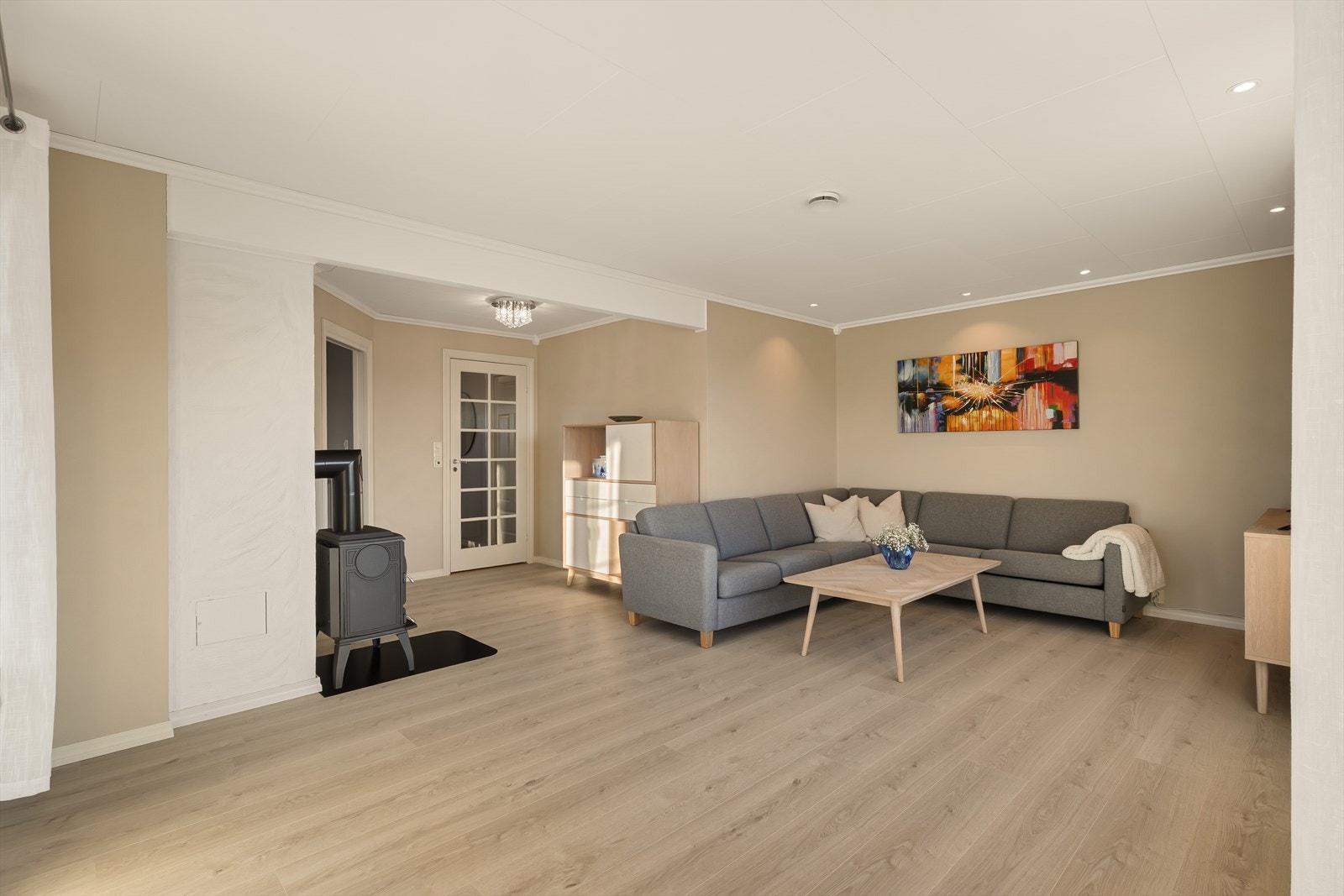 Veggene er holdt i moderne og tidsriktige farger som sammen med det flotte gulvet gir et helhetlig og stilrent uttrykk. Galleribilde