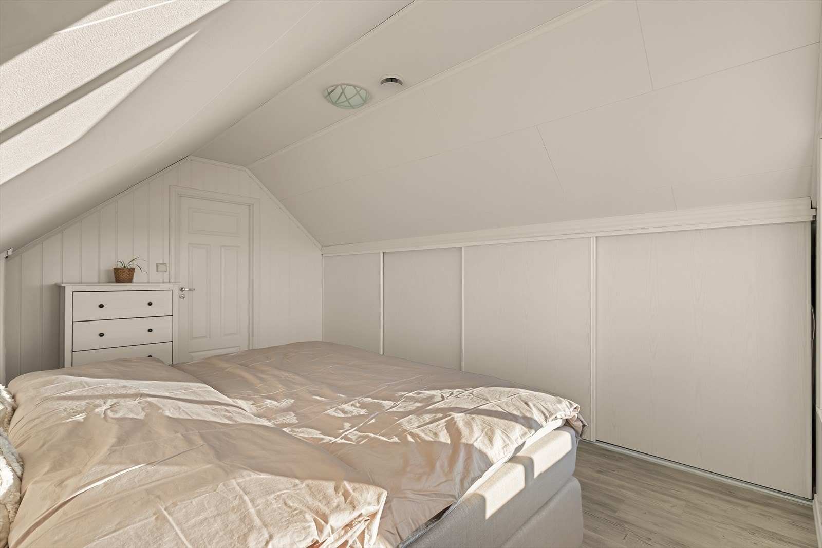 Her er der plass til dobbeltseng og har godt med lagringsplass. Galleribilde