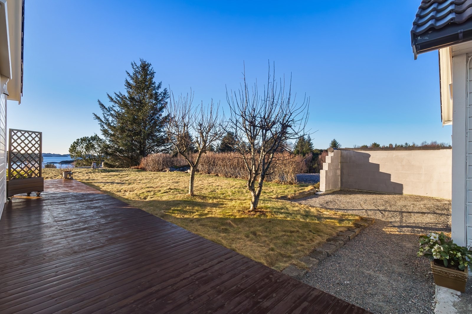 Dette er et ideelt samlingspunkt for hele familien på varme dager, enten man ønsker å grille, spise måltider ute eller bare nyte utsikten og roen. Galleribilde