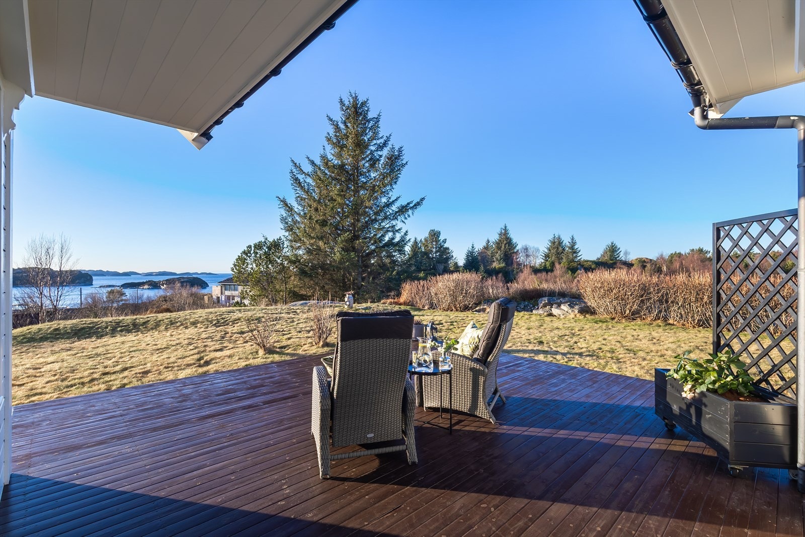 Her kan barna springe fritt i hagen. Galleribilde