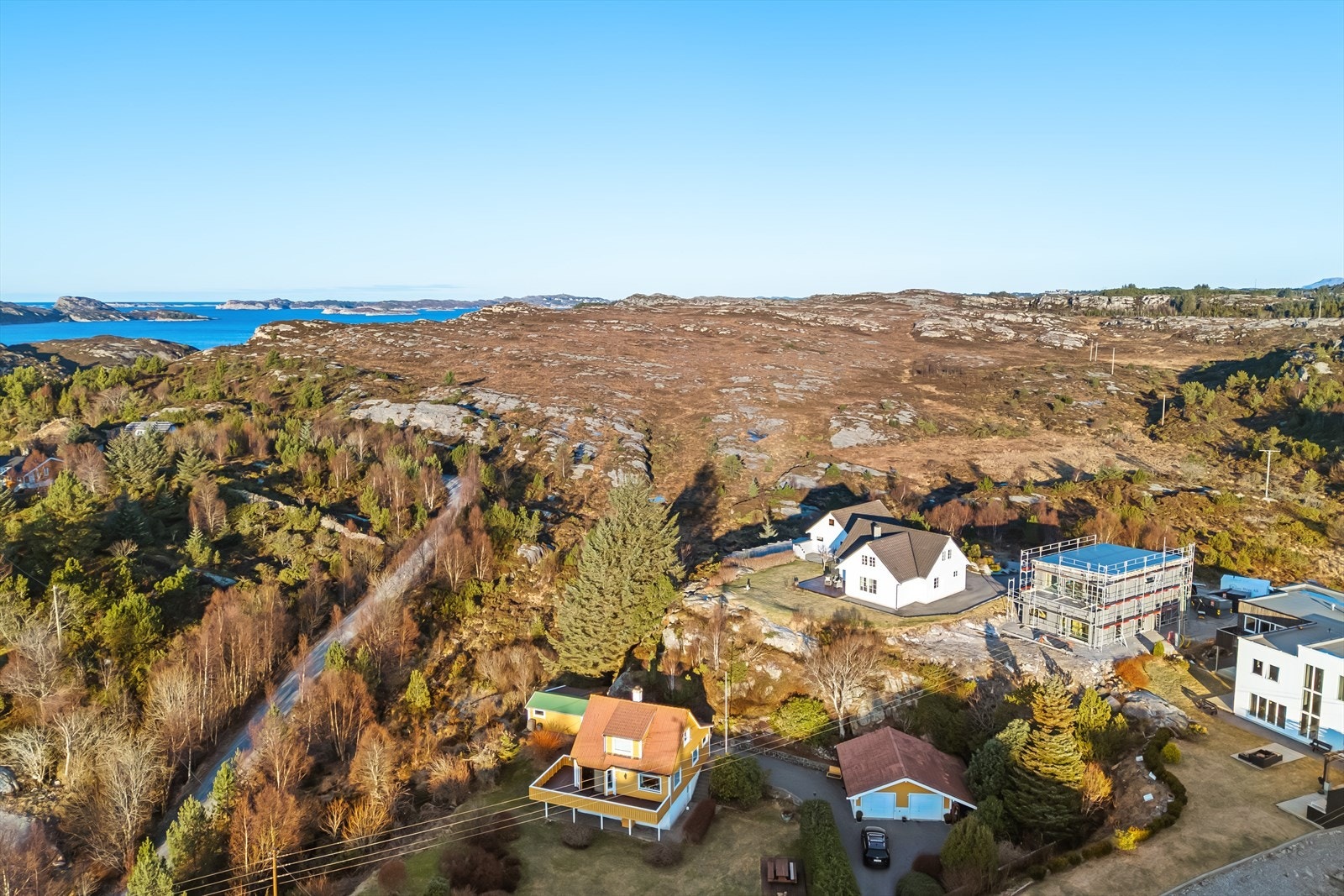 Boligen har kort avstand til fine turområder, fiskeplasser og varierte friluftsaktiviteter. Galleribilde