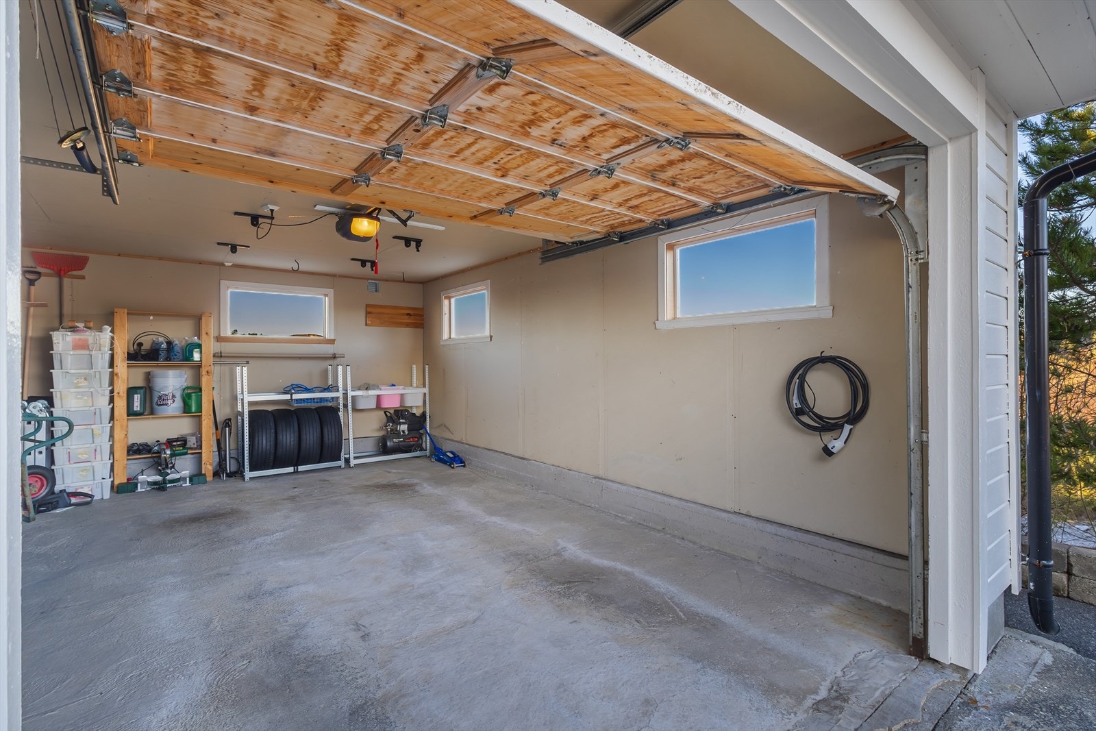 Her er det god plass til å lagre dekk og andre bilartikler. Galleribilde