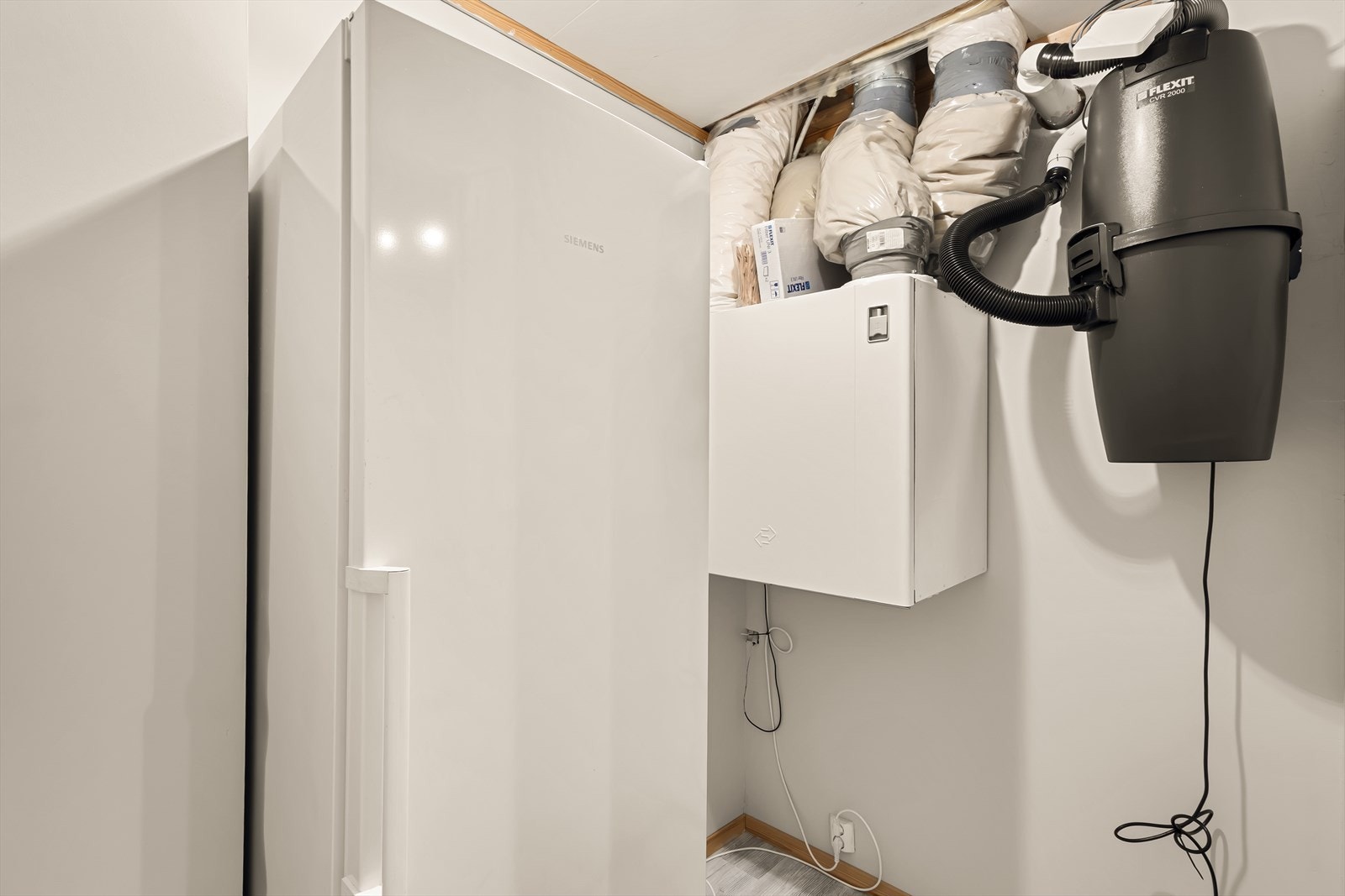 Balansert ventilasjonssystem sikrer godt inneklima. Varmtvannsberederen fra 2022 har en kapasitet på 194 liter. Galleribilde