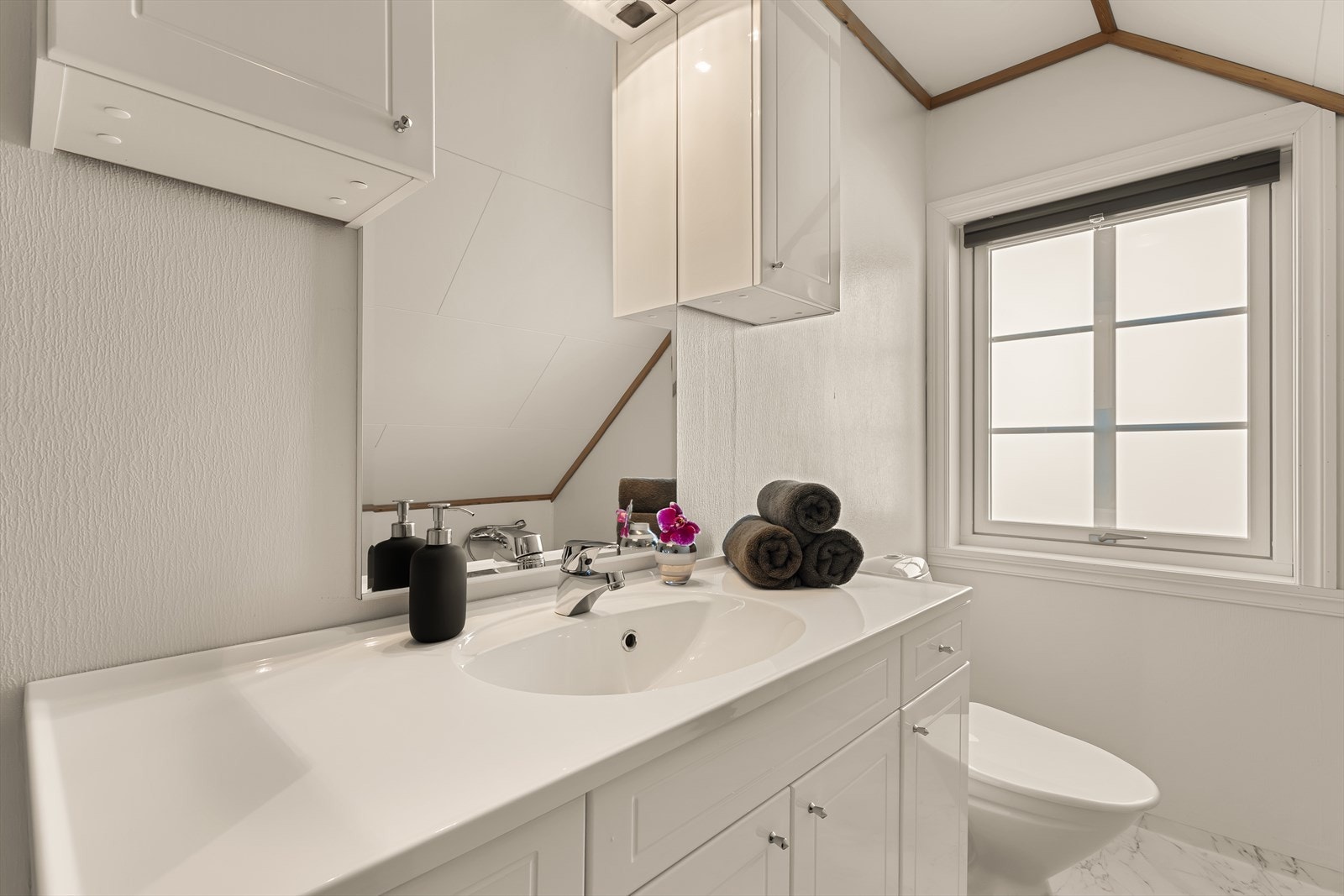 Rommet er utstyrt med servant med under- og overskap, speil med belysning, toalett og badekar - perfekt for barnefamilier. Galleribilde