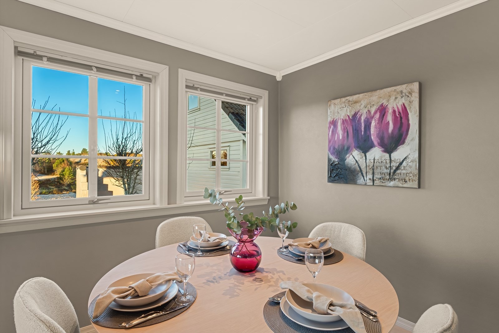 Det er god plass til spisebord, hvor hele familien kan samles til hyggelige måltider. Galleribilde