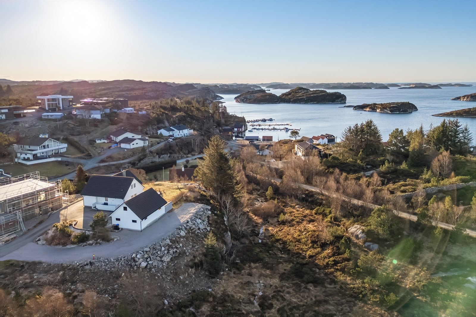 I gangavstand fra eiendommen finner man gode bademuligheter ved både Angeltveitvatnet og Kårtveitpollen, perfekte steder for varme sommerdager. Galleribilde