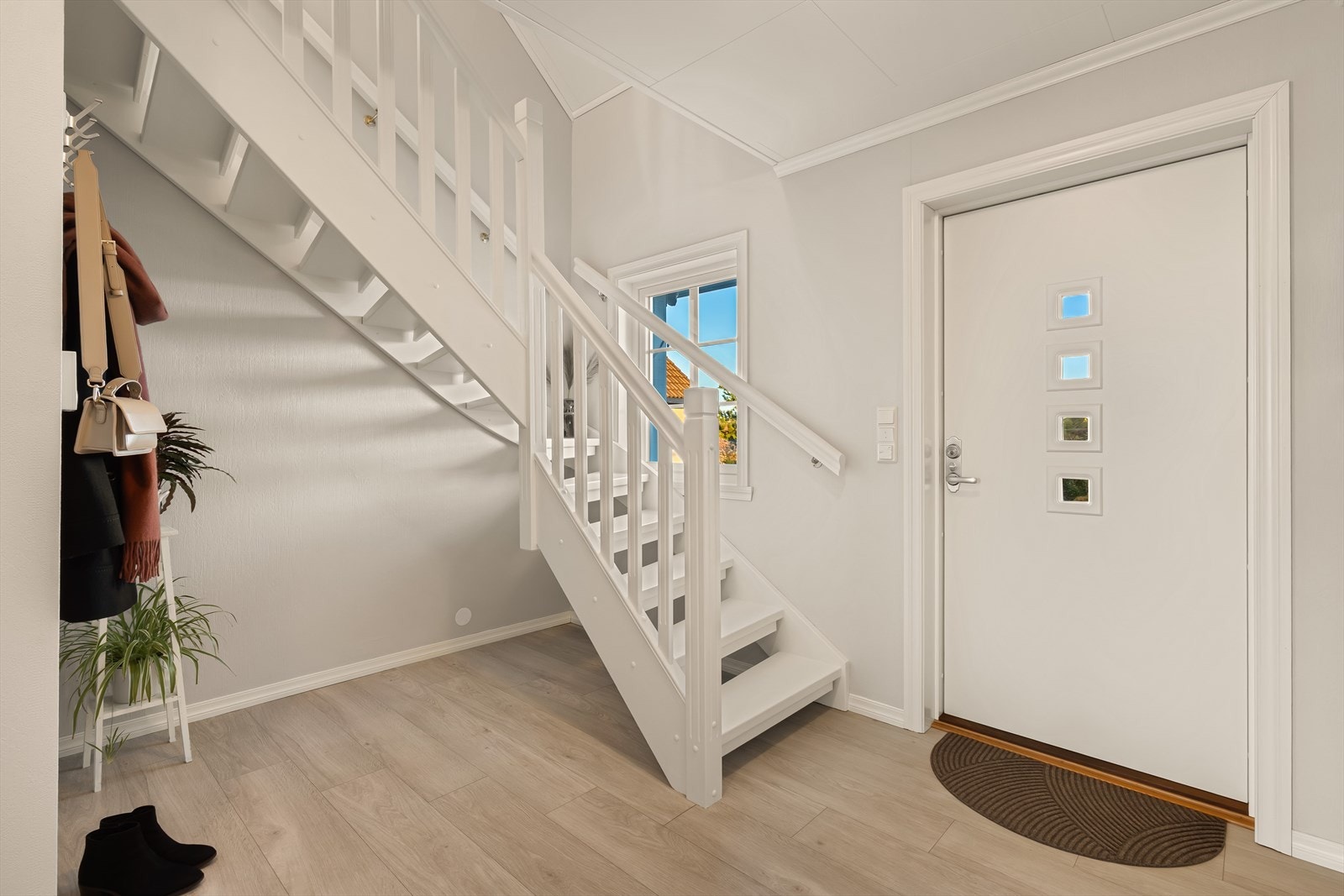 Stor og romslig entré med god plass til å henge fra seg yttertøy og sko. Galleribilde