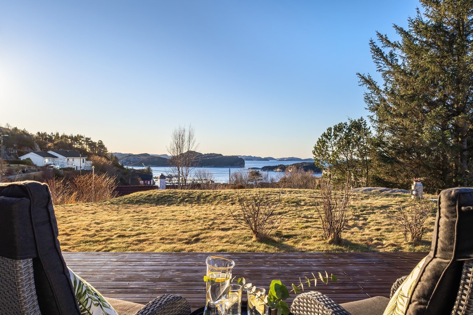Terrassen gir utsikt mot sjøen og er ideell for avslapning. Galleribilde