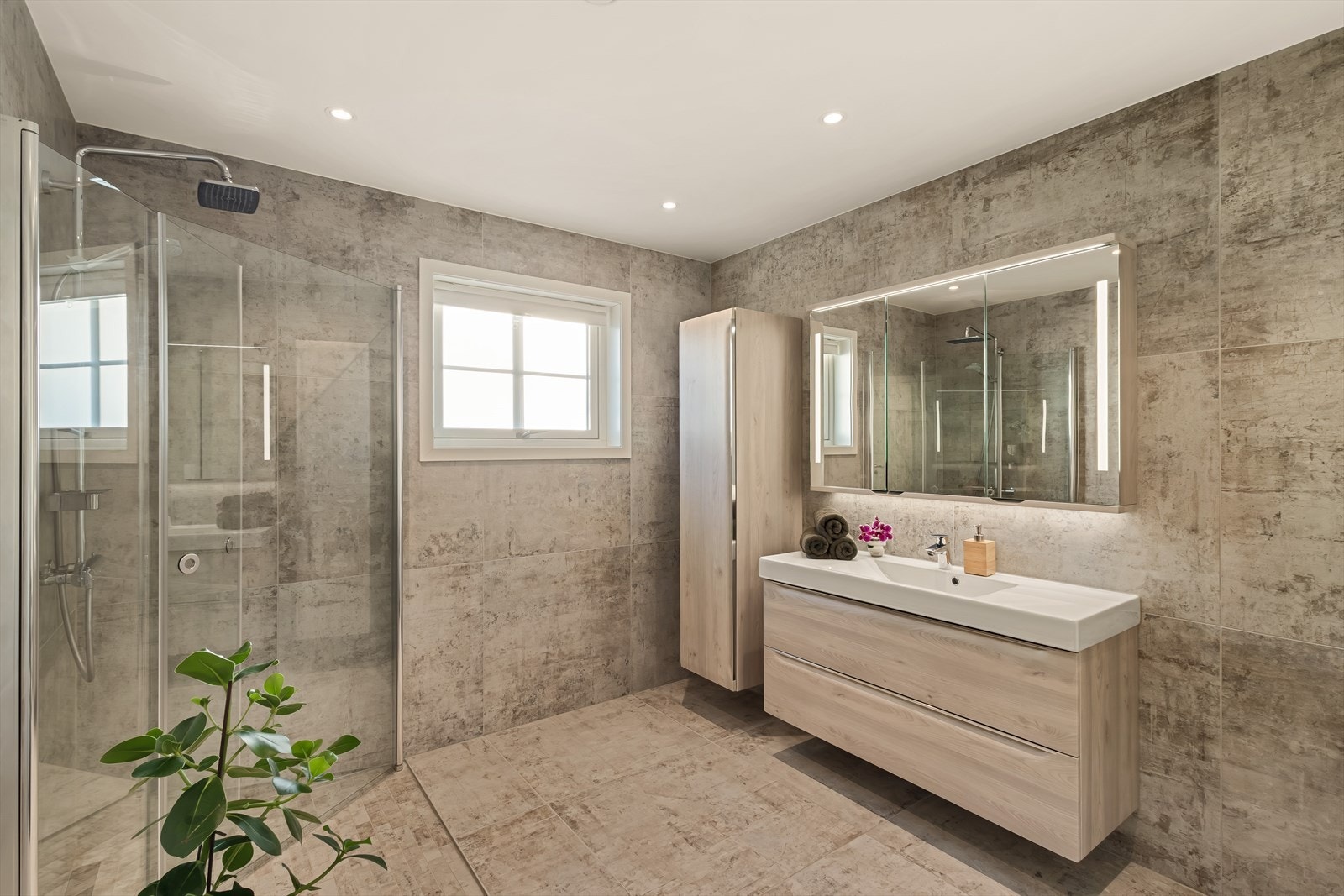 Badet er flislagt og har elektriske varmekabler i gulv som gir god komfort. Galleribilde