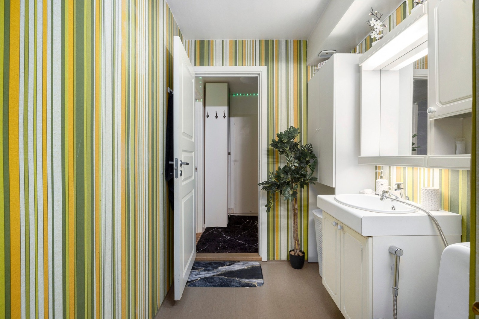 Bad med hvitmalt, slett tak og takbelysning. Mekanisk avtrekk til felles ventilasjonsanlegg. Galleribilde