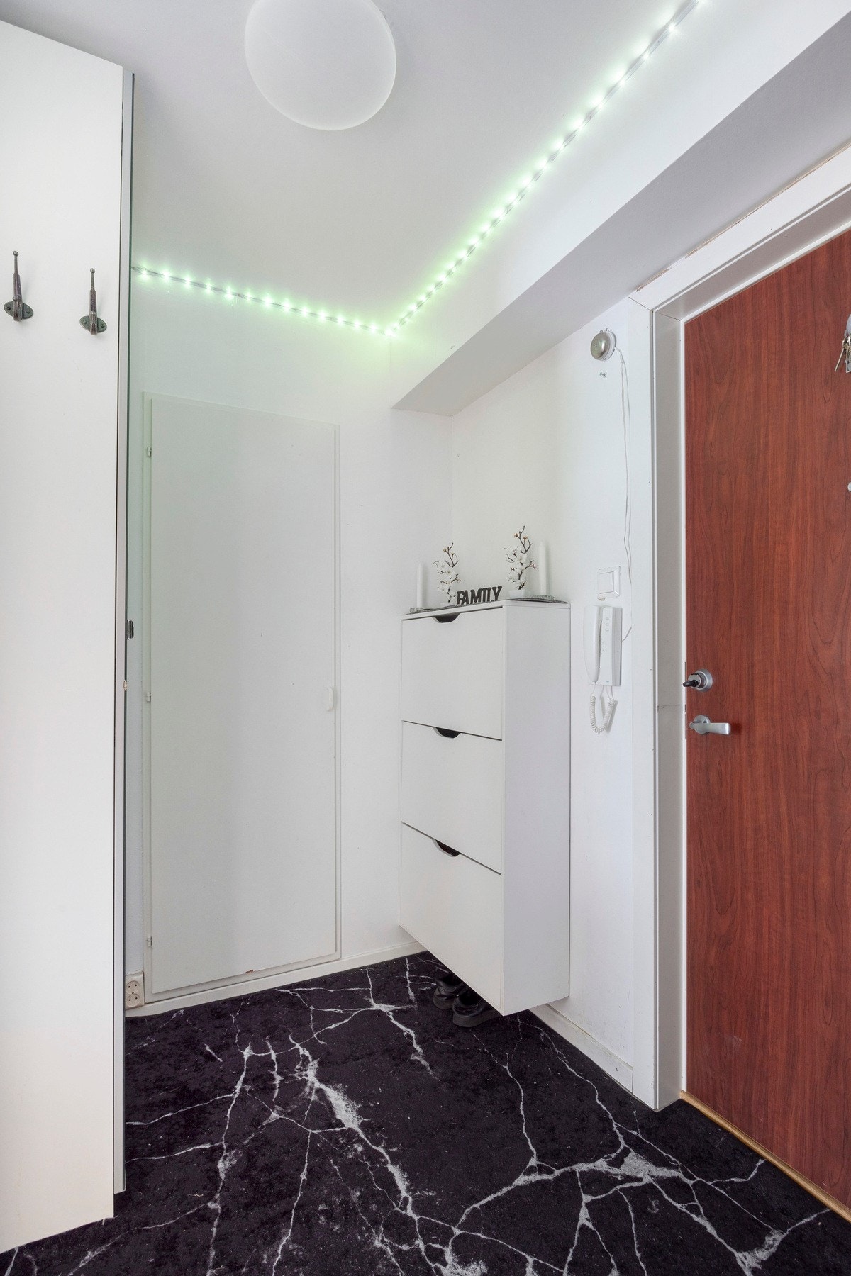 Lys entré med god plass til oppbevaring og enkel adkomst videre inn i boligen. Galleribilde