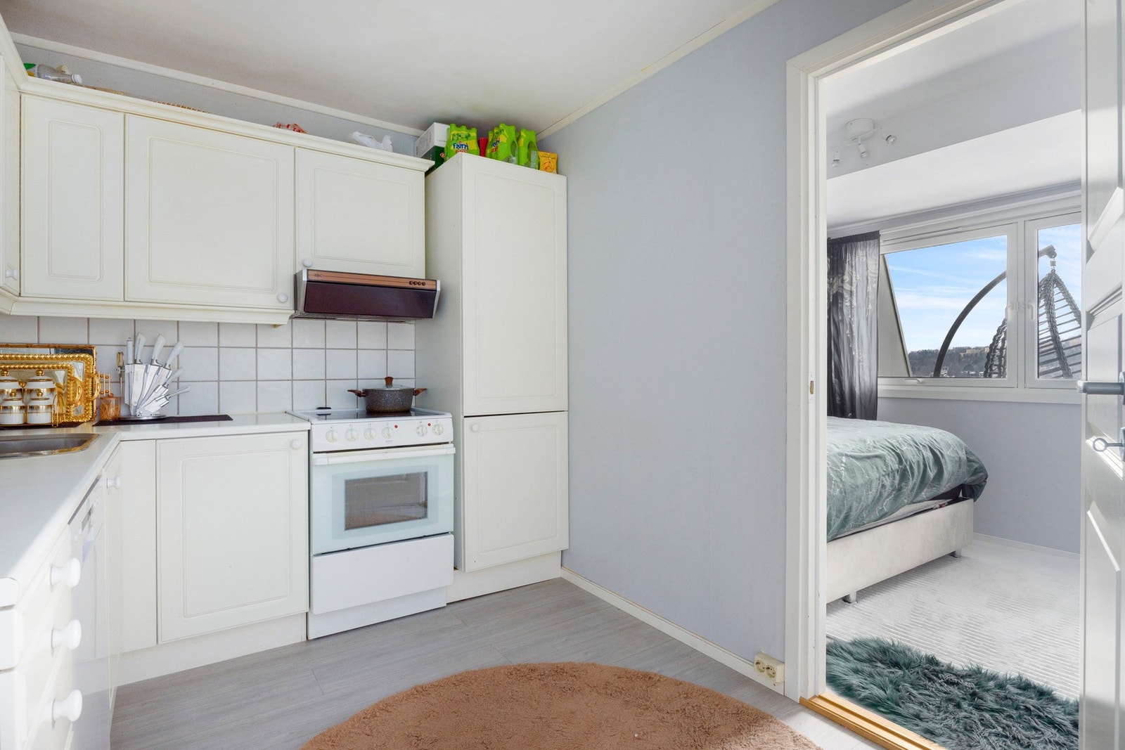 Kjøkken med hvitevarer bestående av kjøl/fryseskap, oppvaskmaskin og komfyr, samt kjøkkenventilator med kullfilter. Galleribilde