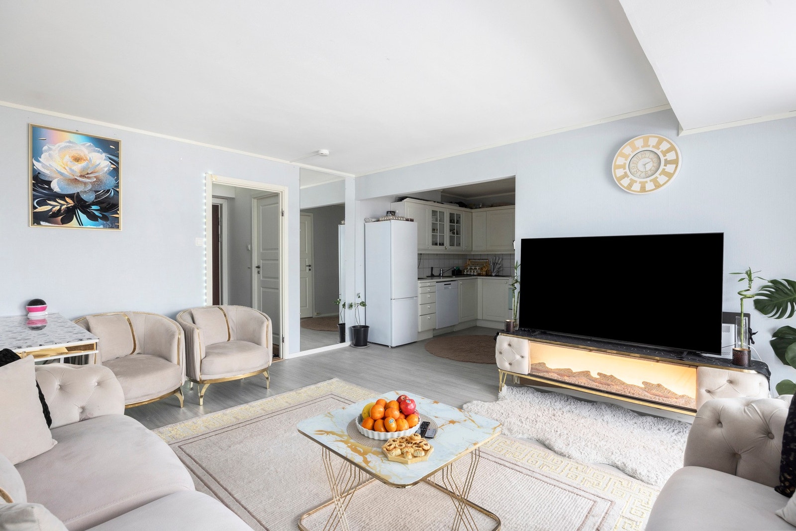 Stue med åpen planløsning som skaper et sosialt og luftig oppholdsrom. Galleribilde