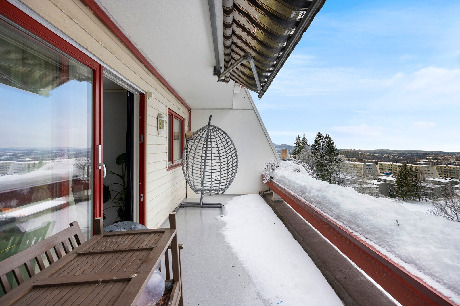 Romslig balkong med god plass til utemøbler og hyggelig sittegruppe. Galleribilde