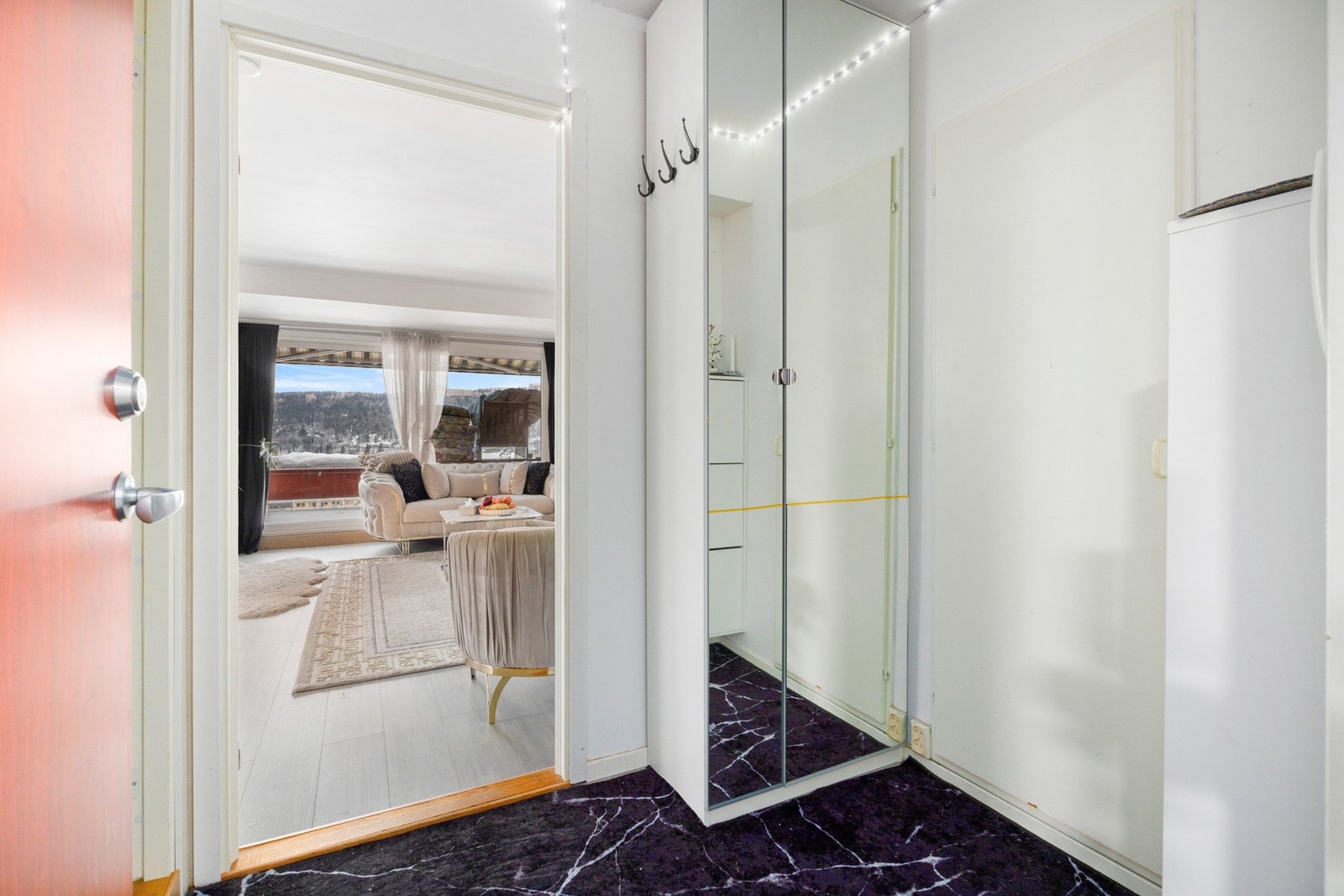 Entré med praktisk garderobeløsning og speilfronter som gir et ryddig og oversiktlig førsteinntrykk. Galleribilde