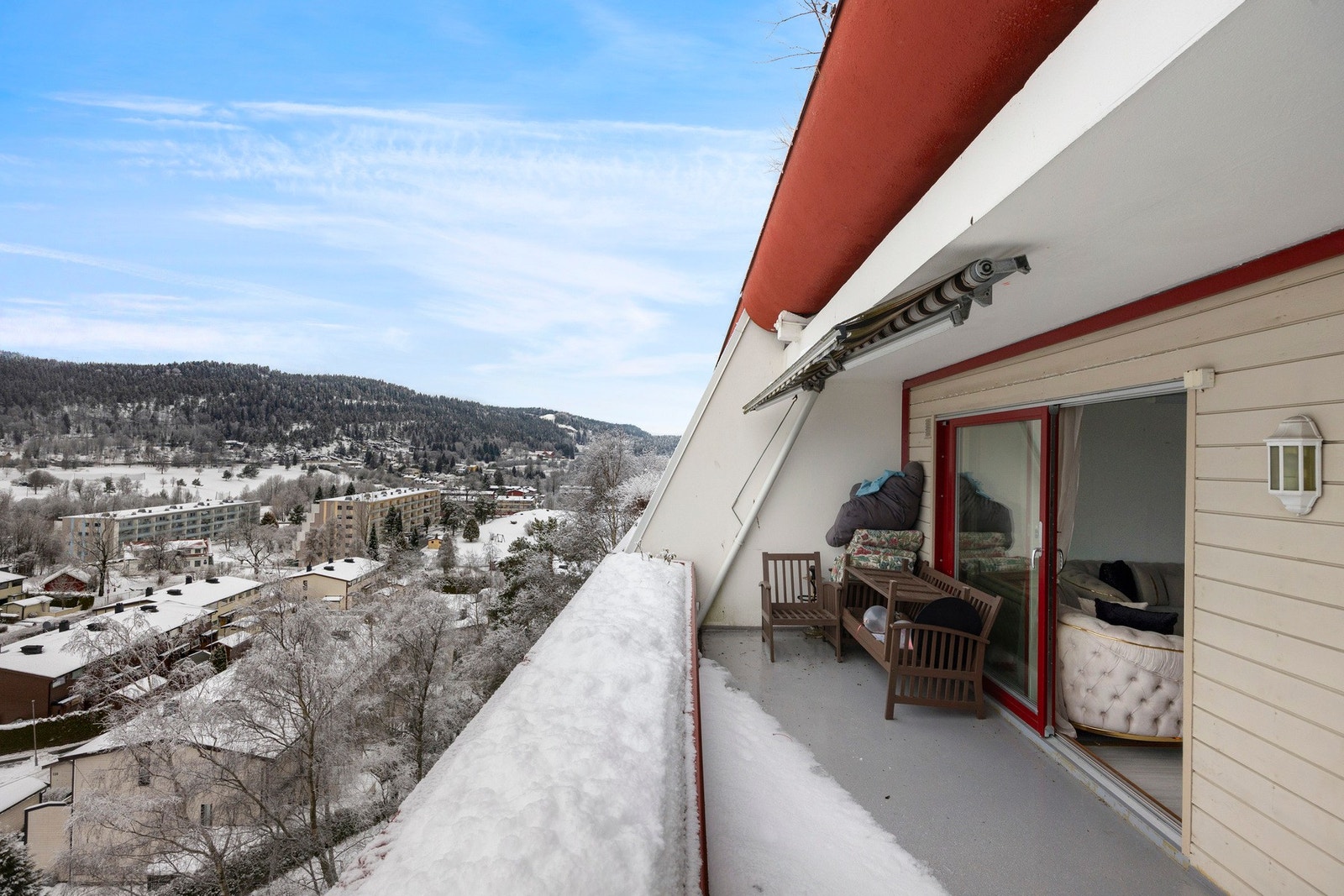 Stuen har direkte utgang til balkongen. Galleribilde