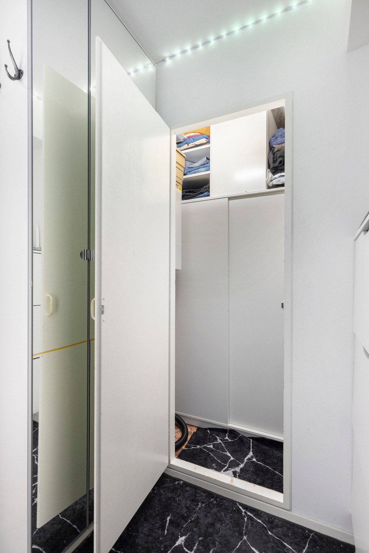 Separat bod/garderoberom med gode lagringsmuligheter for klær og utstyr. Galleribilde