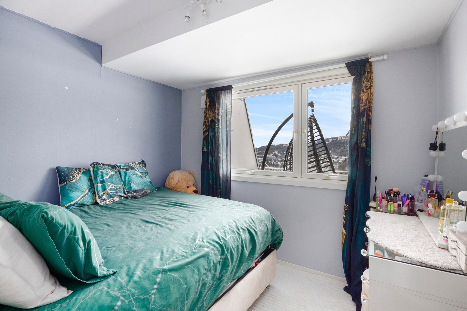 Lyst soverom med vindu som slipper inn godt med dagslys og gir rommet en luftig følelse. Galleribilde