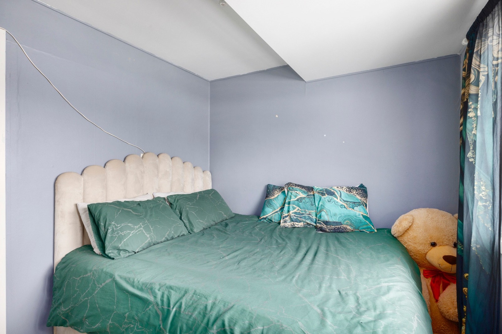 Soverom med plass til dobbeltseng og rolig fargevalg som gir et behagelig og avslappende uttrykk. Galleribilde