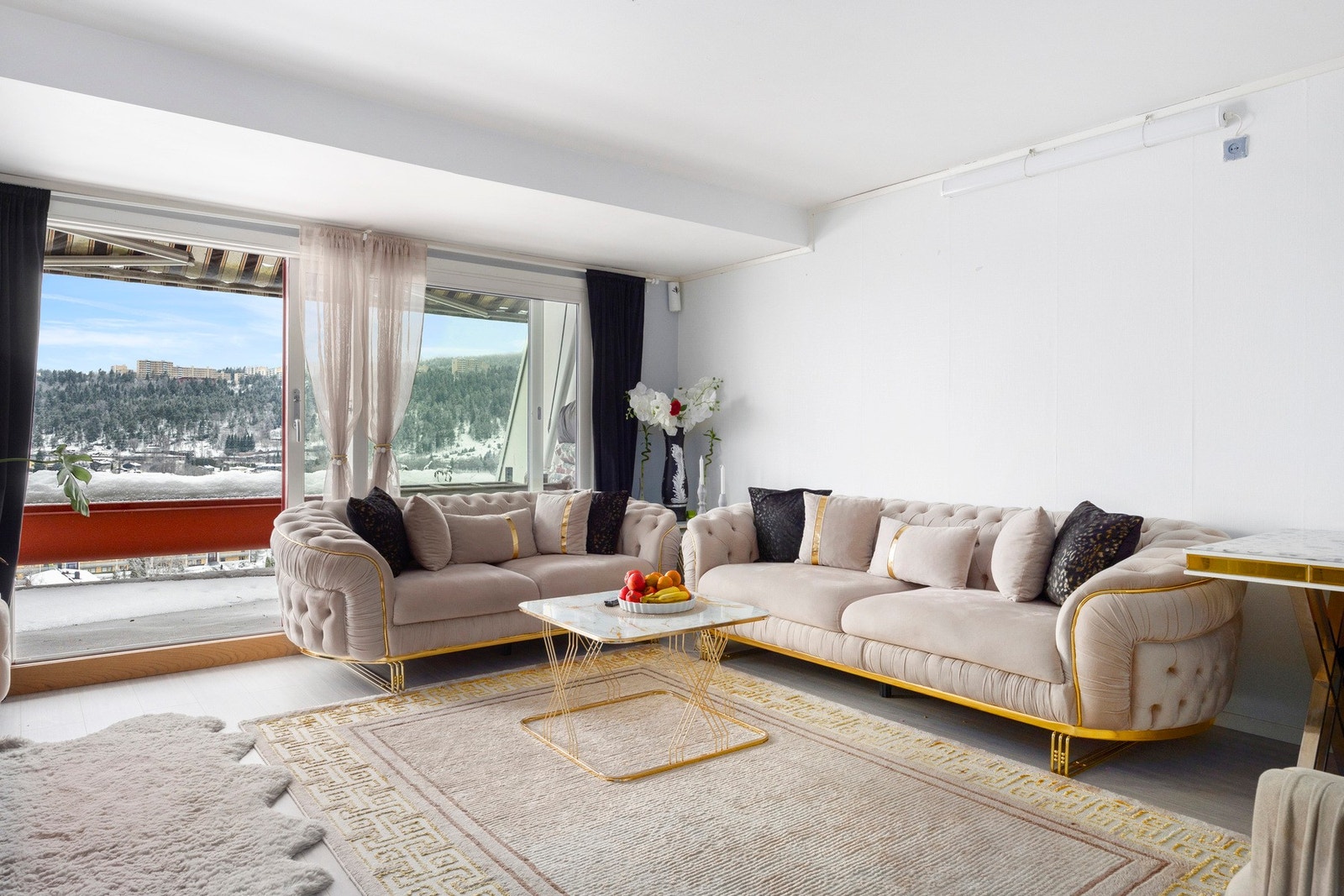 Stue med utgang til balkong og rikelig med dagslys - et trivelig oppholdsrom med utsikt. Galleribilde