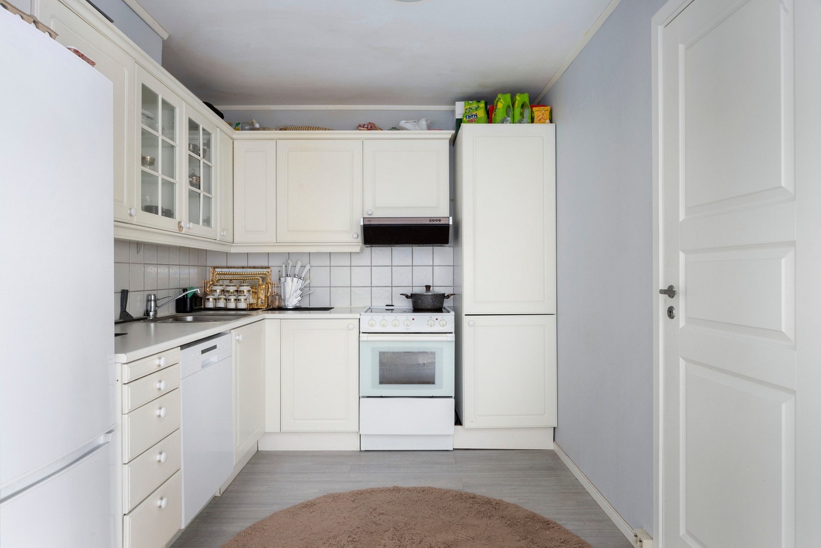 Kjøkken med profilerte fronter, laminat benkeplate og nedfelt stålvask med ettgreps blandebatteri. Galleribilde