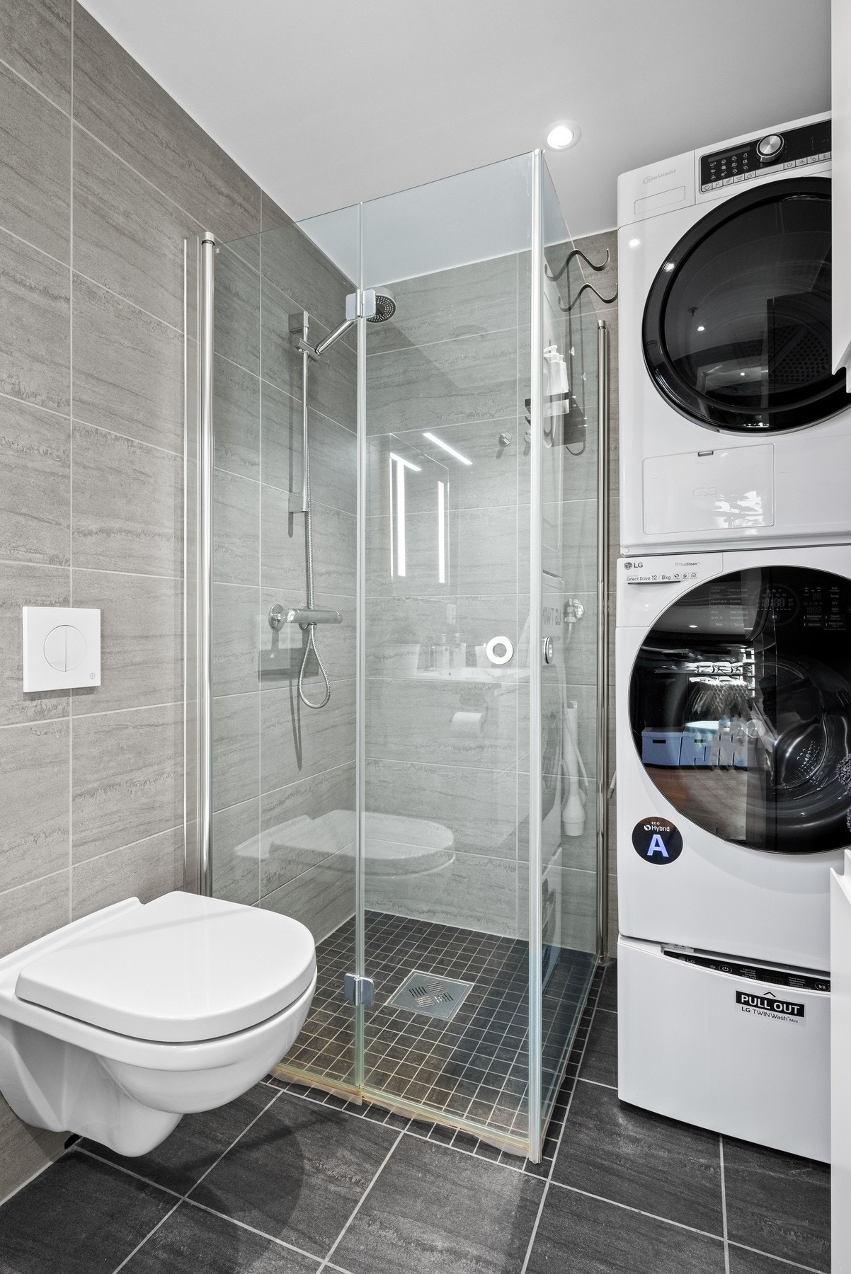 Badet er utstyrt med opplegg for vaskemaskin. Galleribilde