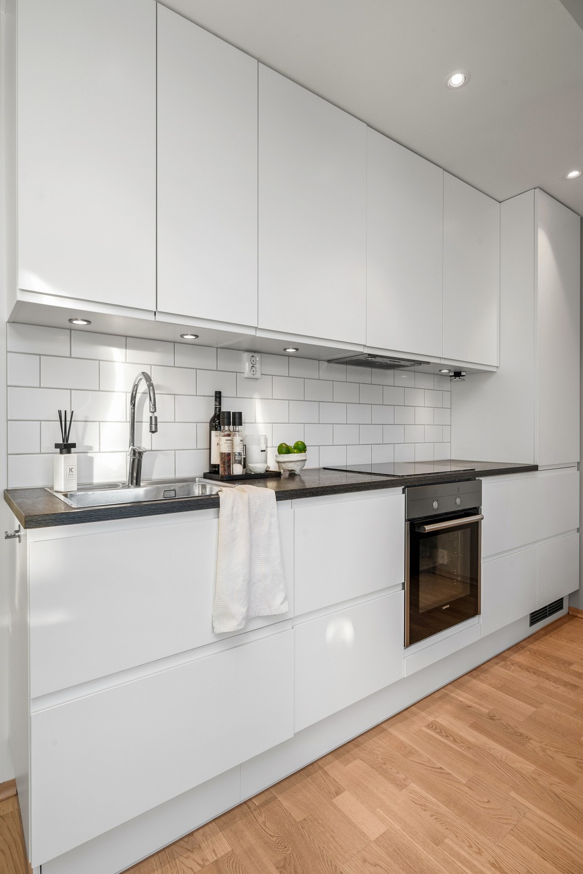 Kjøkkenet har integrerte hvitevarer. Galleribilde