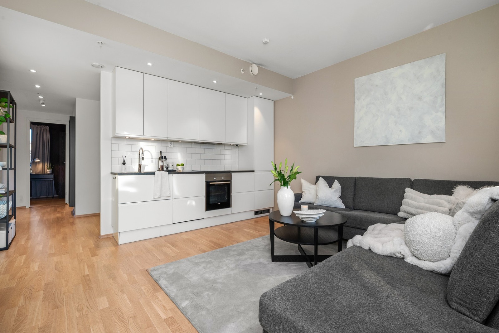 Det er åpen stue/kjøkkenløsning på 22,5m². Galleribilde