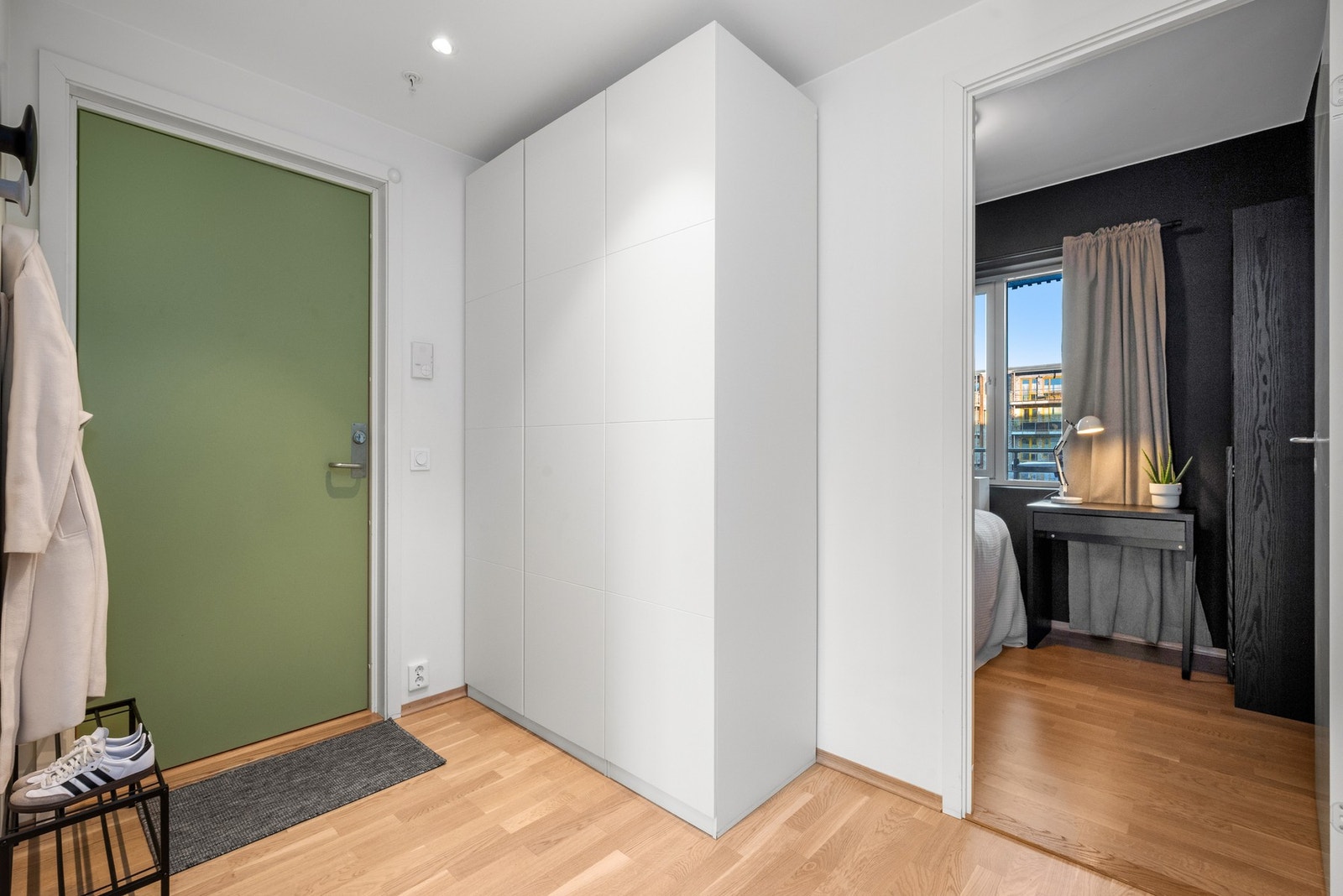 Det er rikelig med plass til garderobe i gang. Galleribilde