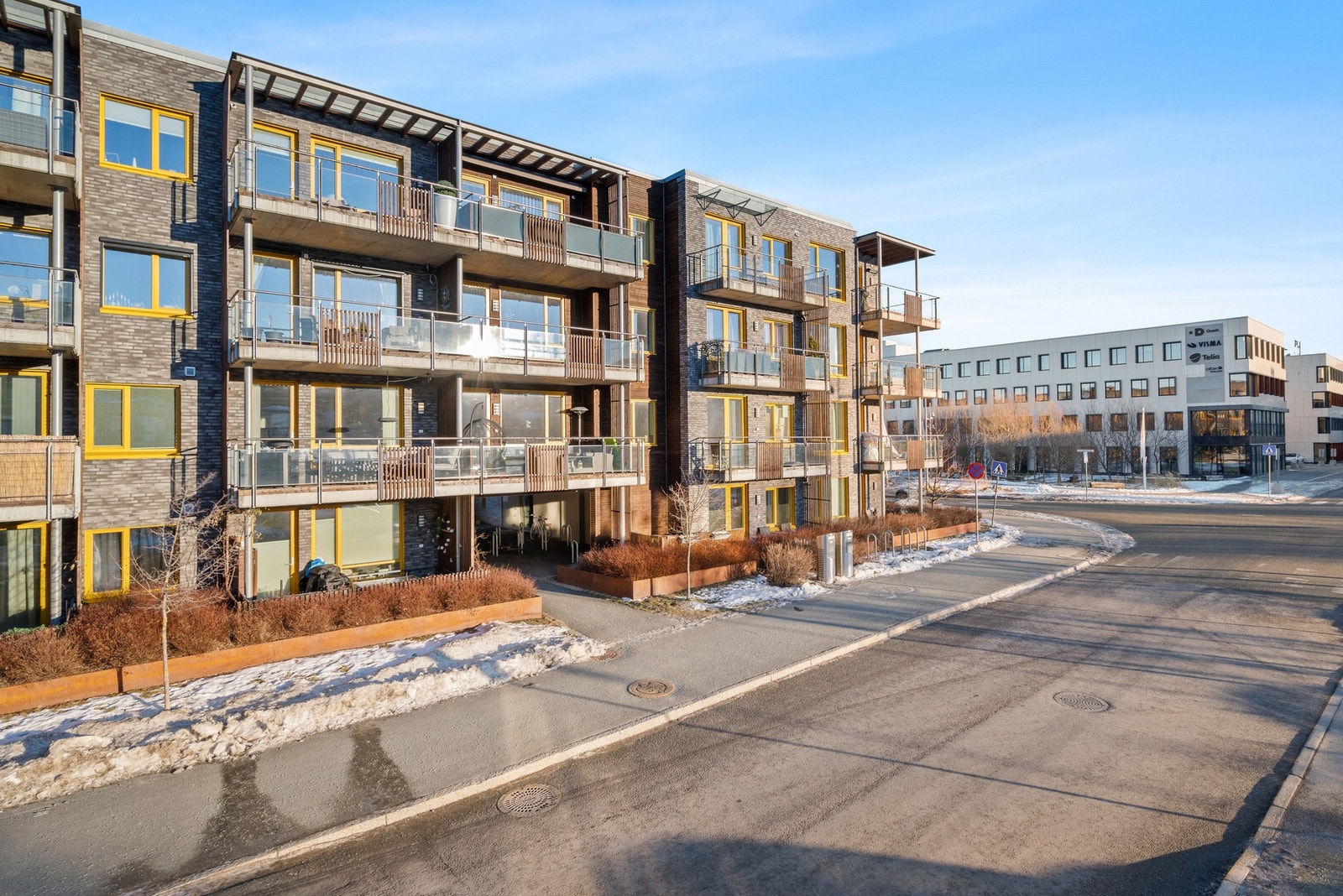 Leiligheten ligger i byggets 2 etasje med balkonger på begge sidene, hvor man kan flytte seg etter solen. Galleribilde