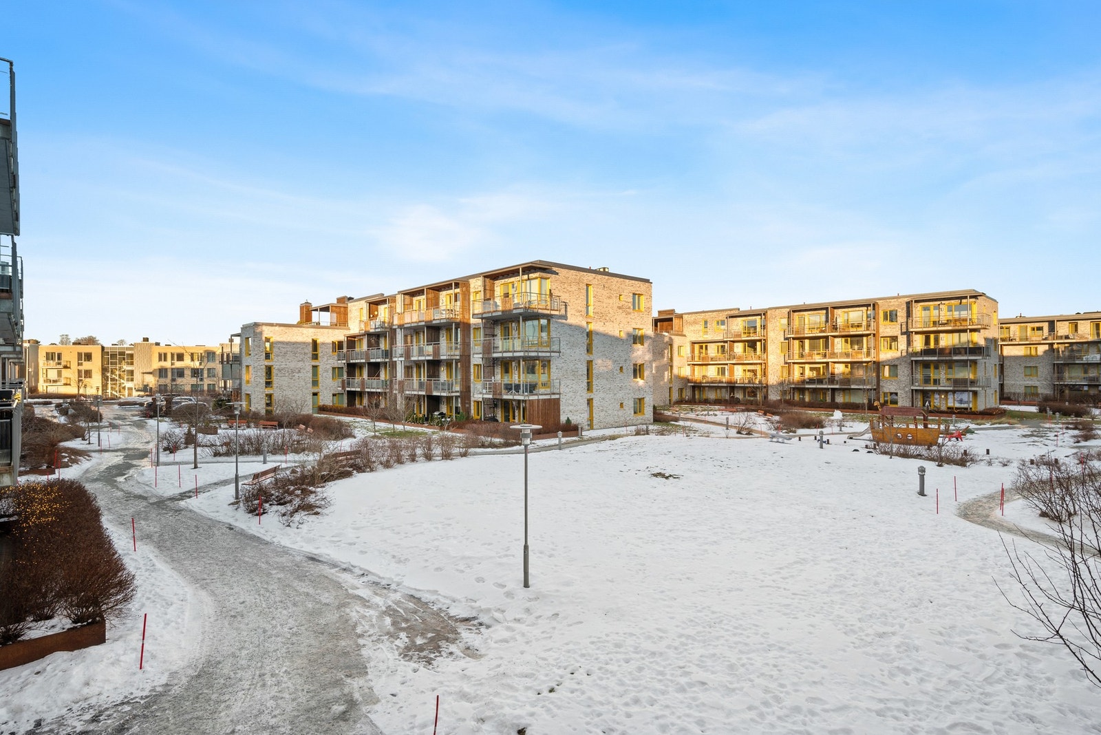 Sameiet disponerer en større tomt med store uteplasser. Galleribilde