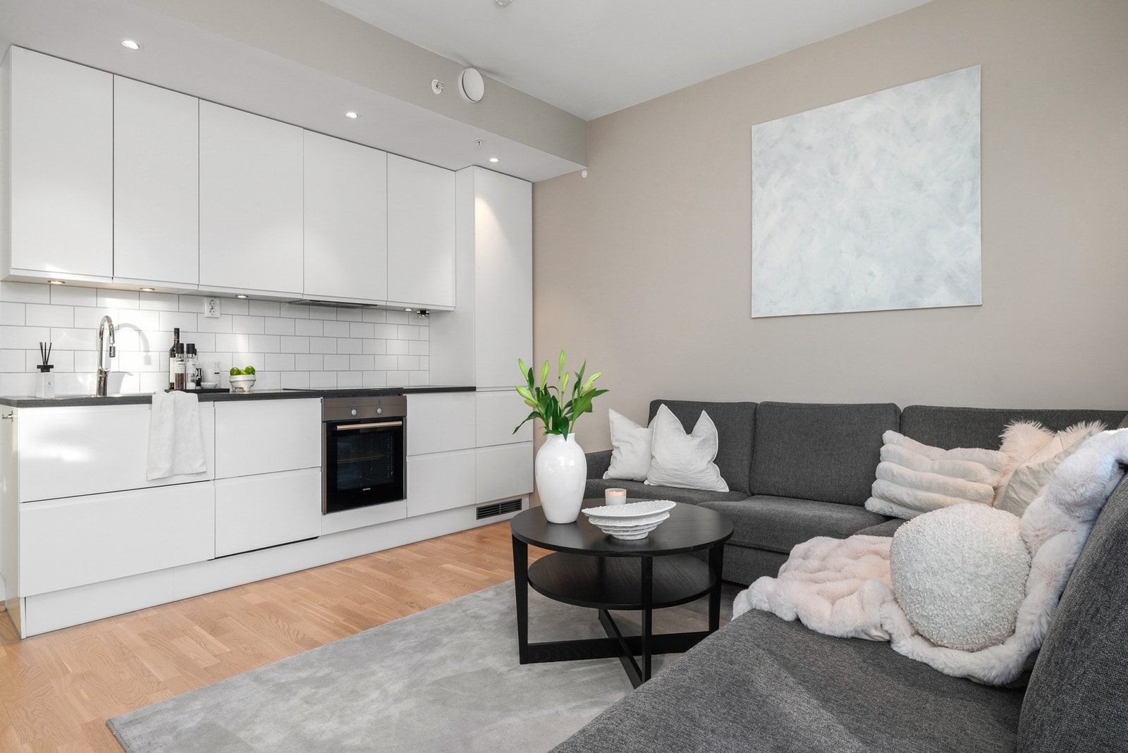 Kjøkkenet har rikelig med skap og benkeplass. Galleribilde