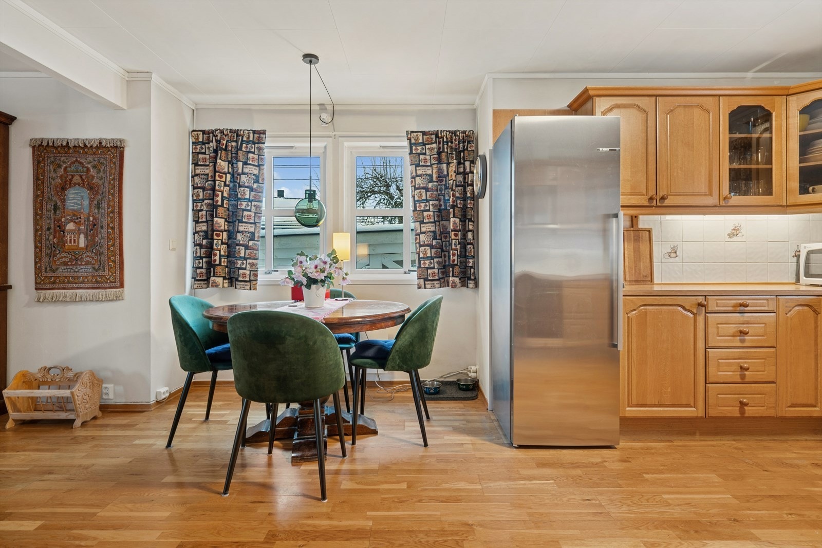 Spiseplass i tilknytning til kjøkkenet gir en hyggelig hverdagsløsning Galleribilde