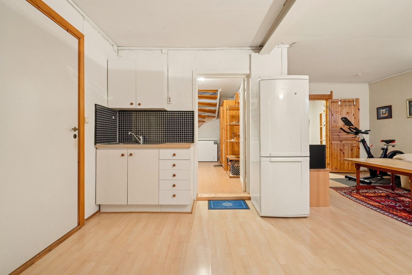 Underetasjen har egen inngang og er innredet med kjøkken. Rommet er godkjent som disponibelt rom (se byggetegninger) Galleribilde