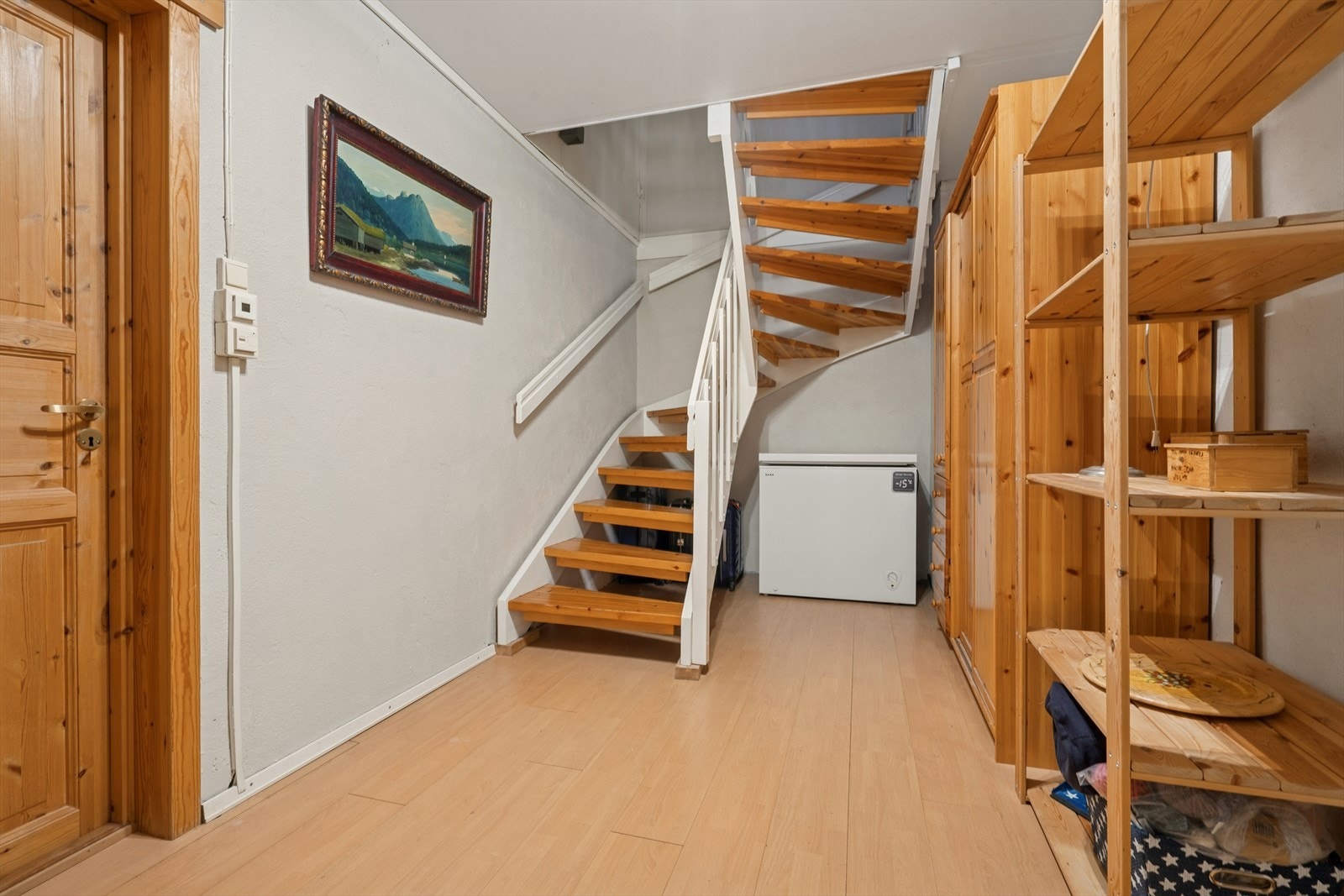 Under trapp er det gode muligheter for oppbevaring, har er det også adkomst til praktisk bod og rom benyttet som kjellerstue Galleribilde