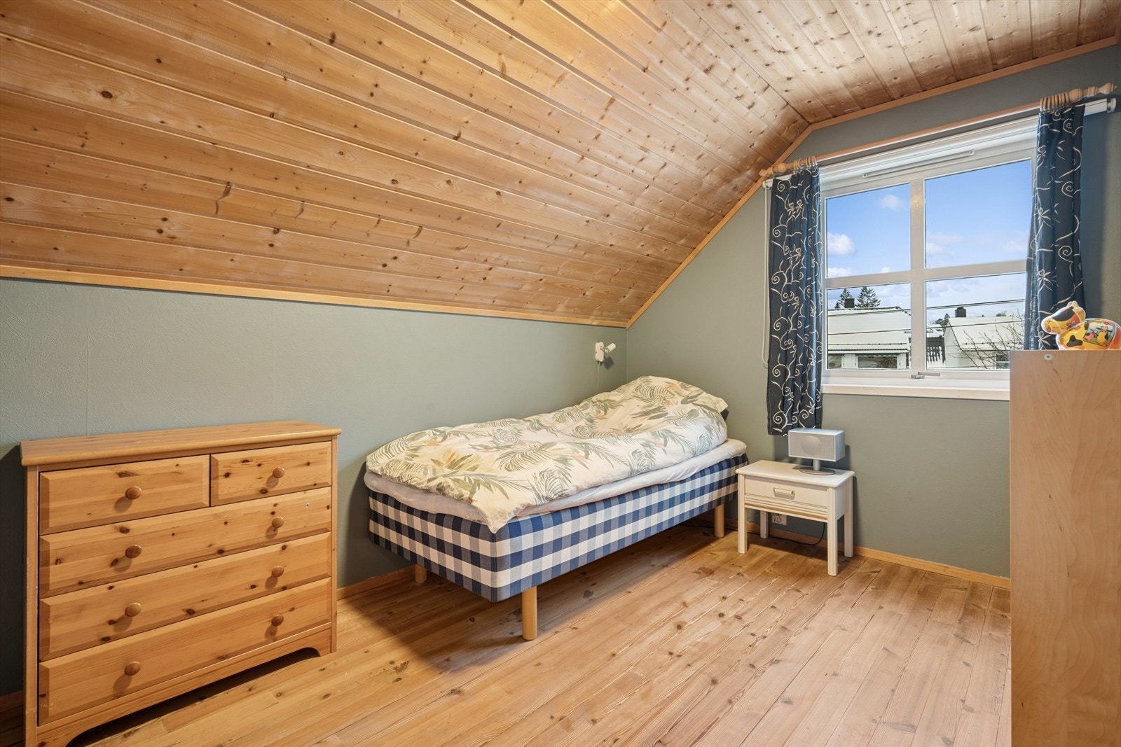 Boligens andre soverom er også av god størrelse, og egner seg godt som barnerom eller gjesterom Galleribilde