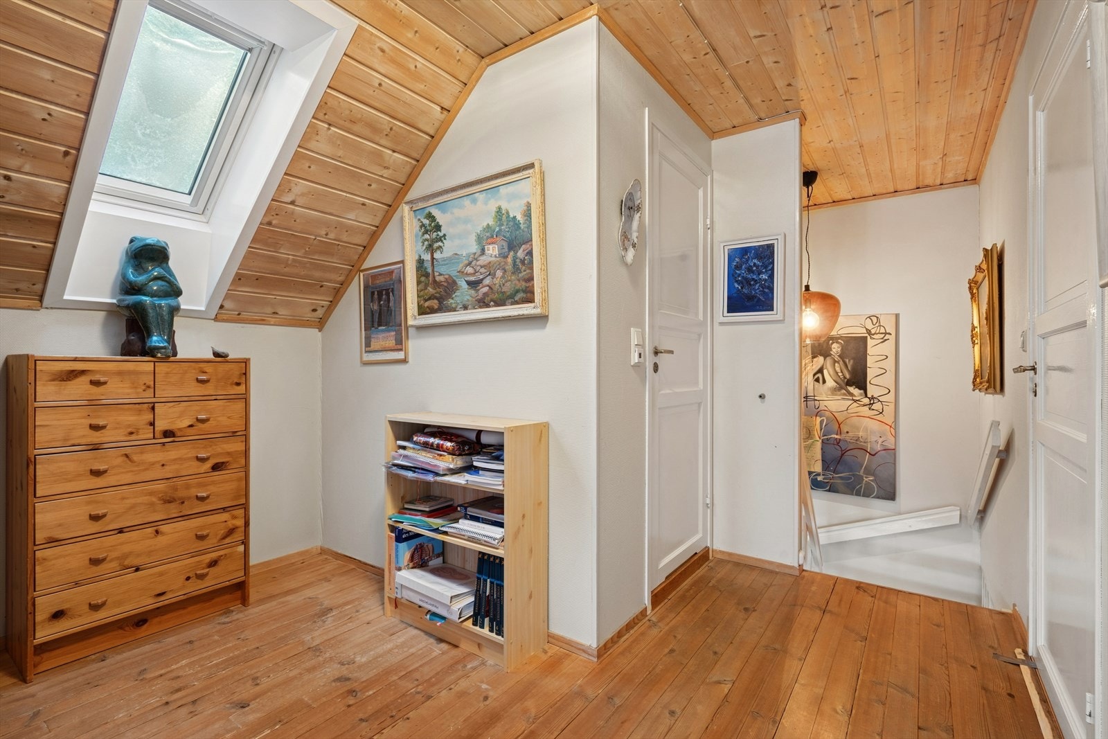 Trapp opp til 2. etasje, i gangen er det god plass til hjemmekontor eller oppbevaring Galleribilde