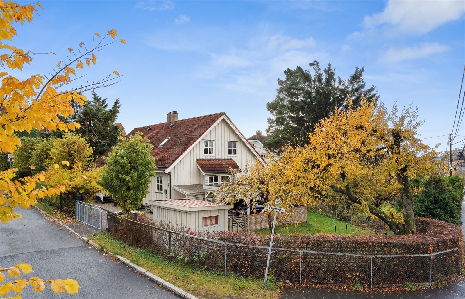 Velkommen til Fagerliveien 36A! Eiendommen har store uteområder og ligger godt skjermet av hekk og beplantning Galleribilde