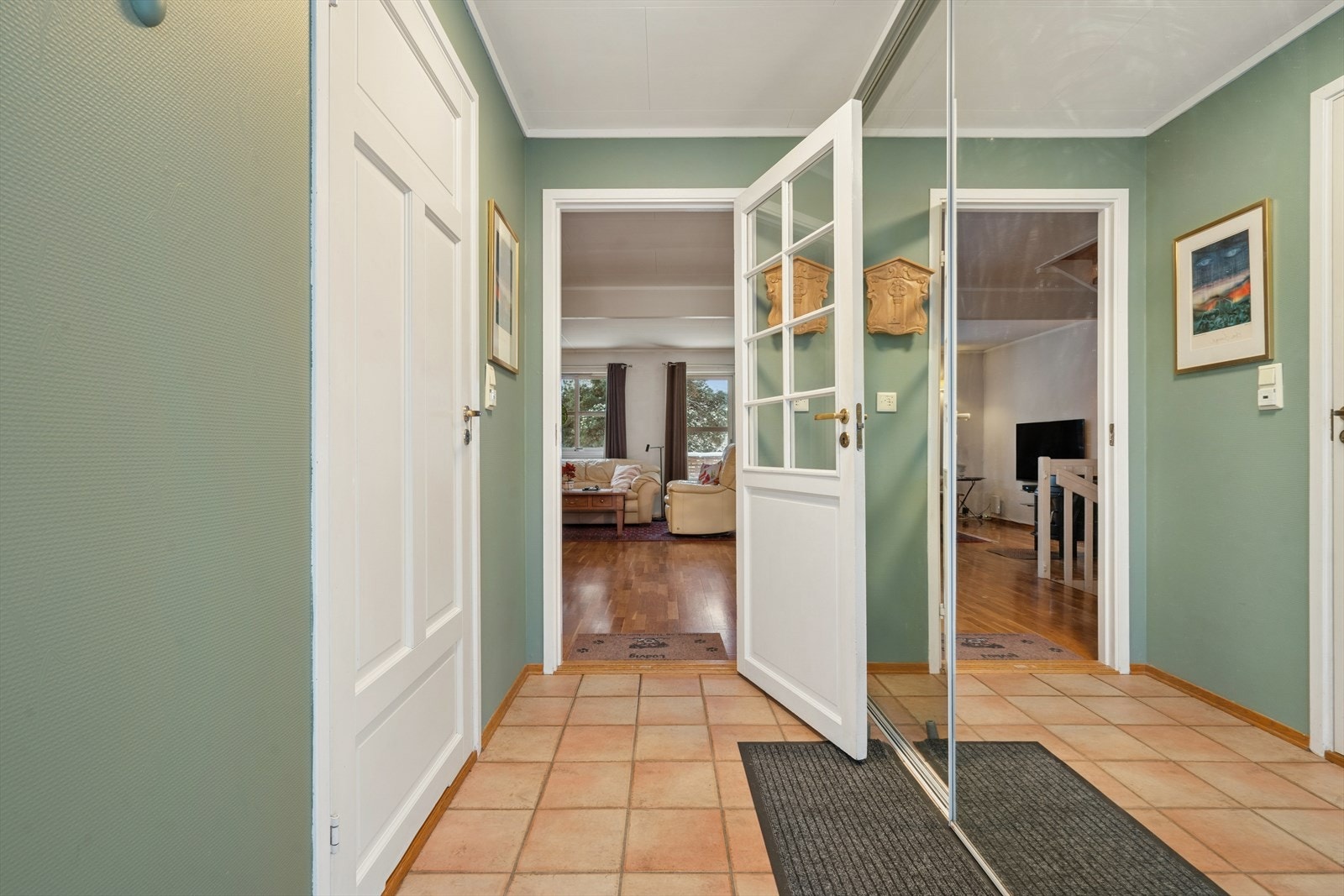 Du ønskes velkommen inn i en hyggelig entréen med praktisk skyvedørsgarderobe med speilfronter. Her er det god plass til å henge fra seg yttertøy Galleribilde